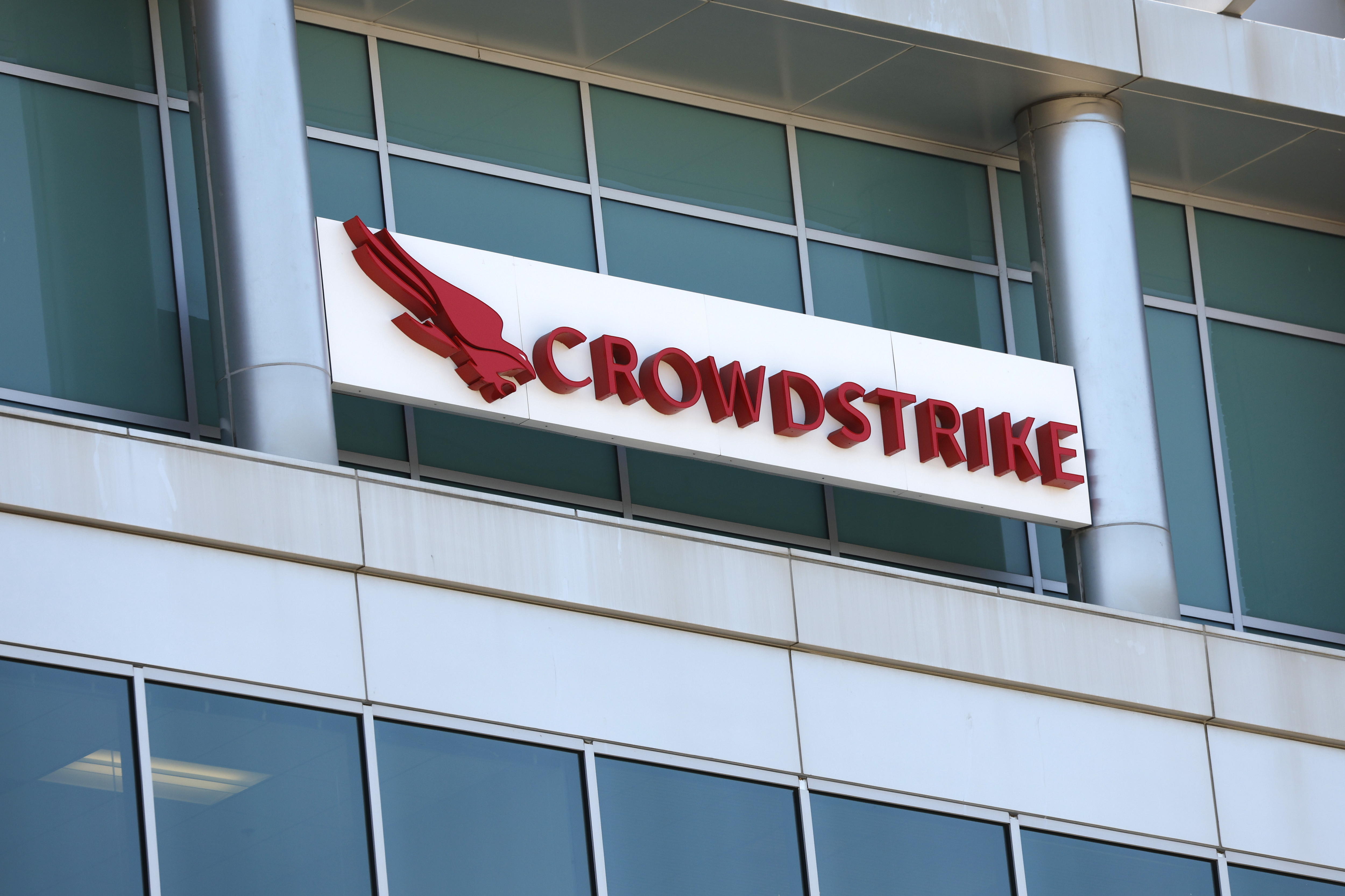 Sunnyvale (United States), 19/07/2024.- Signage on a CrowdStrike office, an American cybersecurity technology company in Sunnyvale, California, USA, 19 July 2024. Global operations at various airports, airlines, banks, hospitals and other businesses have been impacted a global tech outage in systems running Microsoft Windows linked to a faulty CrowdStrike software update. According to CrowdStrike's CEO, the issue has been identified, isolated and a fix has been deployed. EFE/EPA/JOHN G. MABANGLO