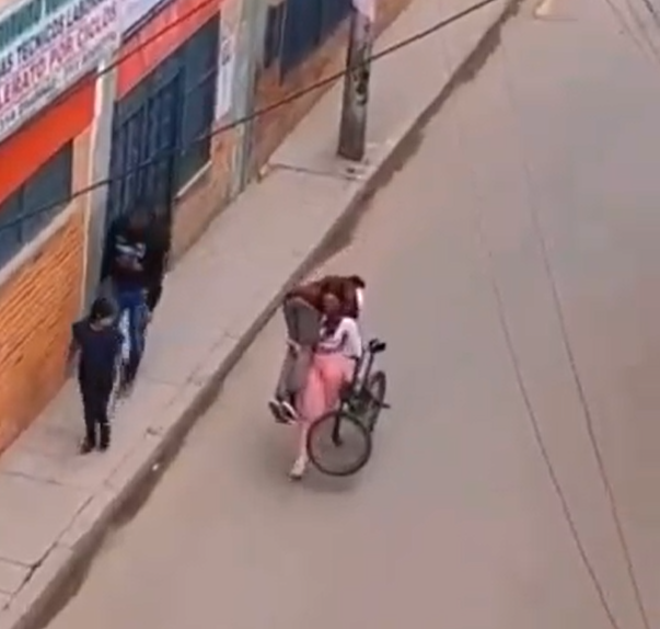 ¡Tremenda fuerza! mujer en Bogotá cargó a un joven y una bicicleta al mismo tiempo