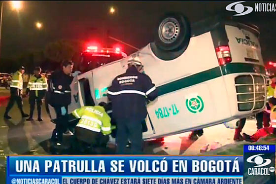 En persecución a ‘piques’ callejeros, patrulla de la Policía se volcó