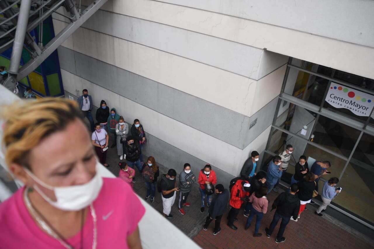 En imágenes: largas filas para ingresar a algunos centros comerciales en Bogotá