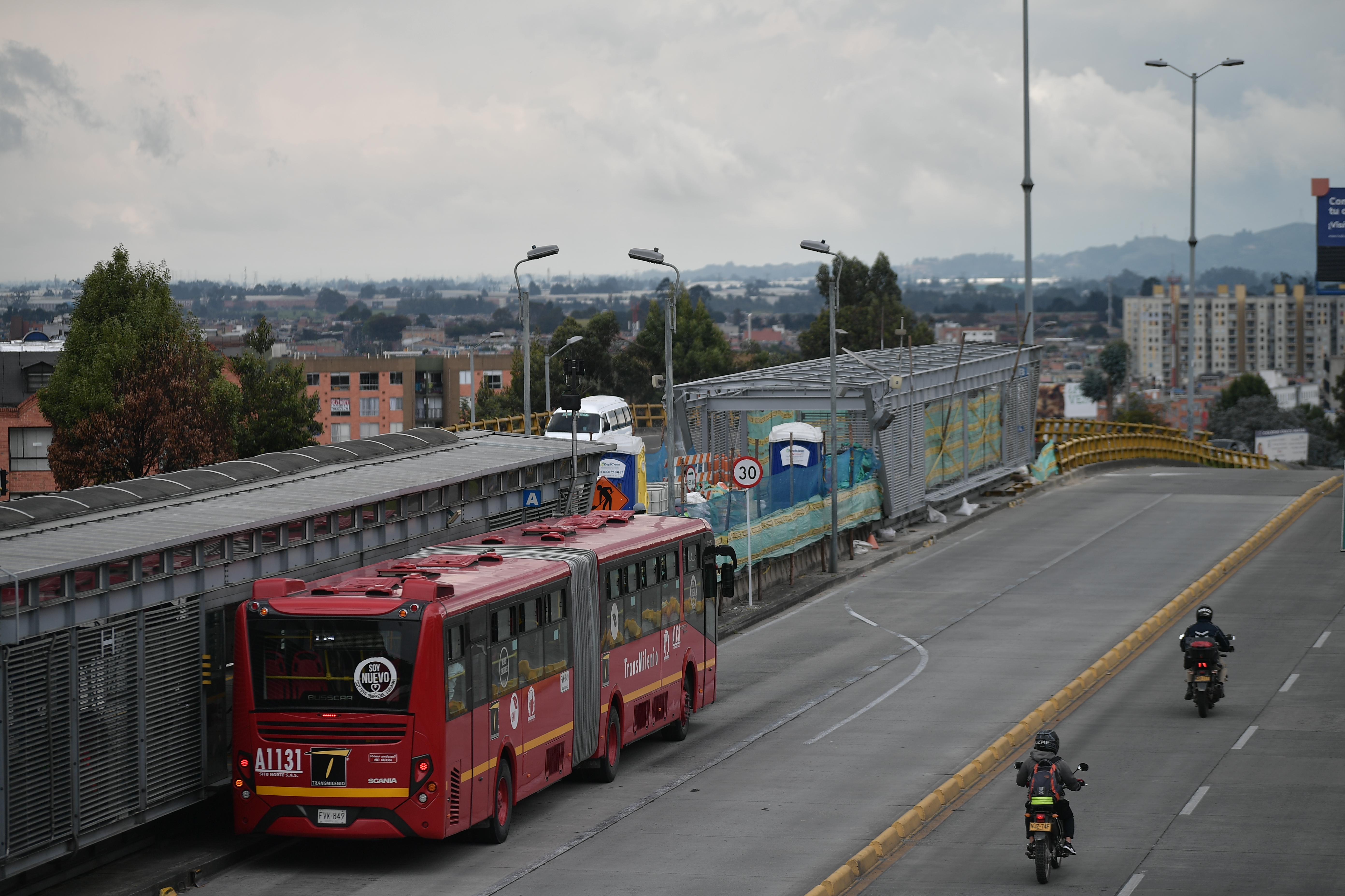 Video: hombre se subió al techo de un alimentador de Transmilenio en movimiento