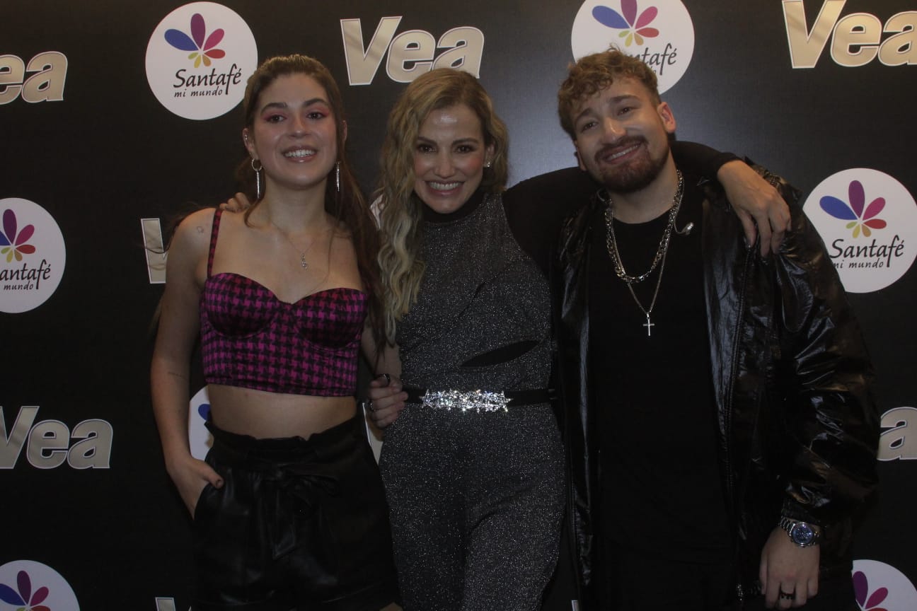 Gia, Fanny Lu y Teo en la firma de autógrafos de la Revista Vea y el Centro Comercial Santafé.