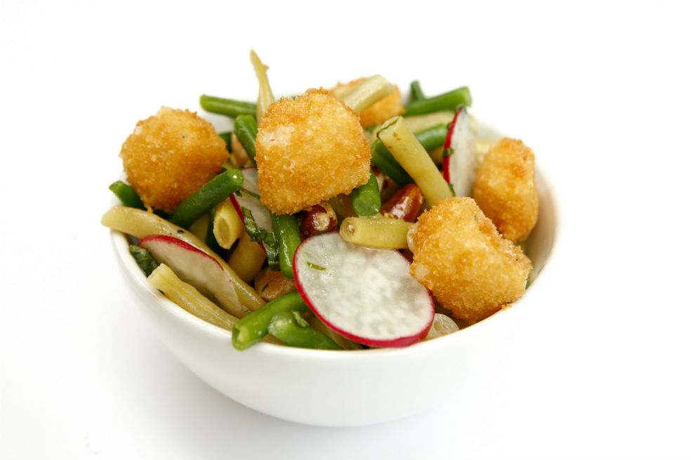 Ensalada de habichuelines con queso de cabra apanado y vinagreta de naranja