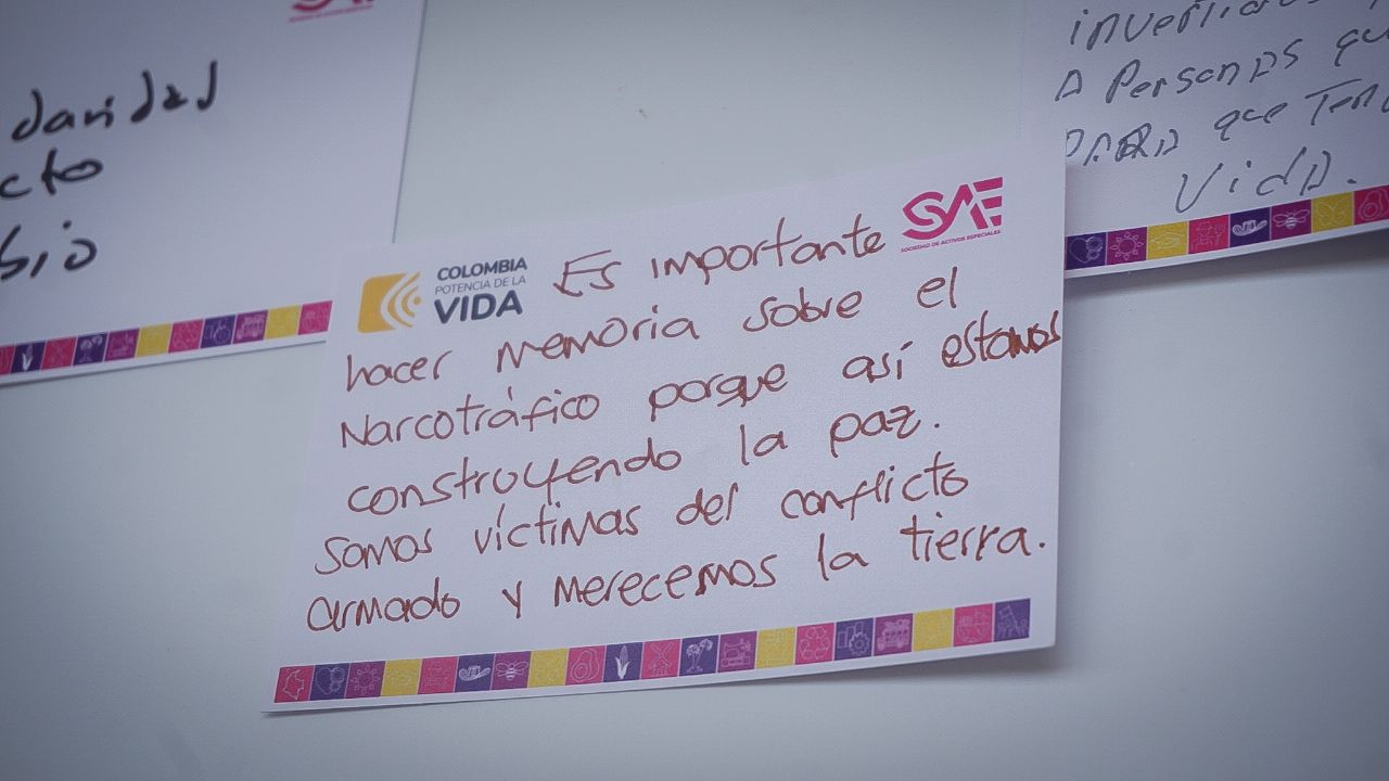 Al final del recorrido por las salas de la Casa Encantada de la Familia Velásquez Montoya en plena esquina del parque de Jardín, los visitantes dejaban un mensaje sobre las reflexiones que les dejaba ver el contraste de la excentricidad y la violencia del narcotráfico.