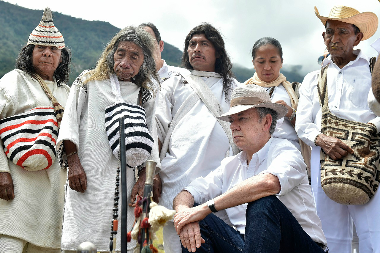[Fotos] Presidente Santos se quedará con el bastón de mando que le entregaron indígenas de la Sierra Nevada