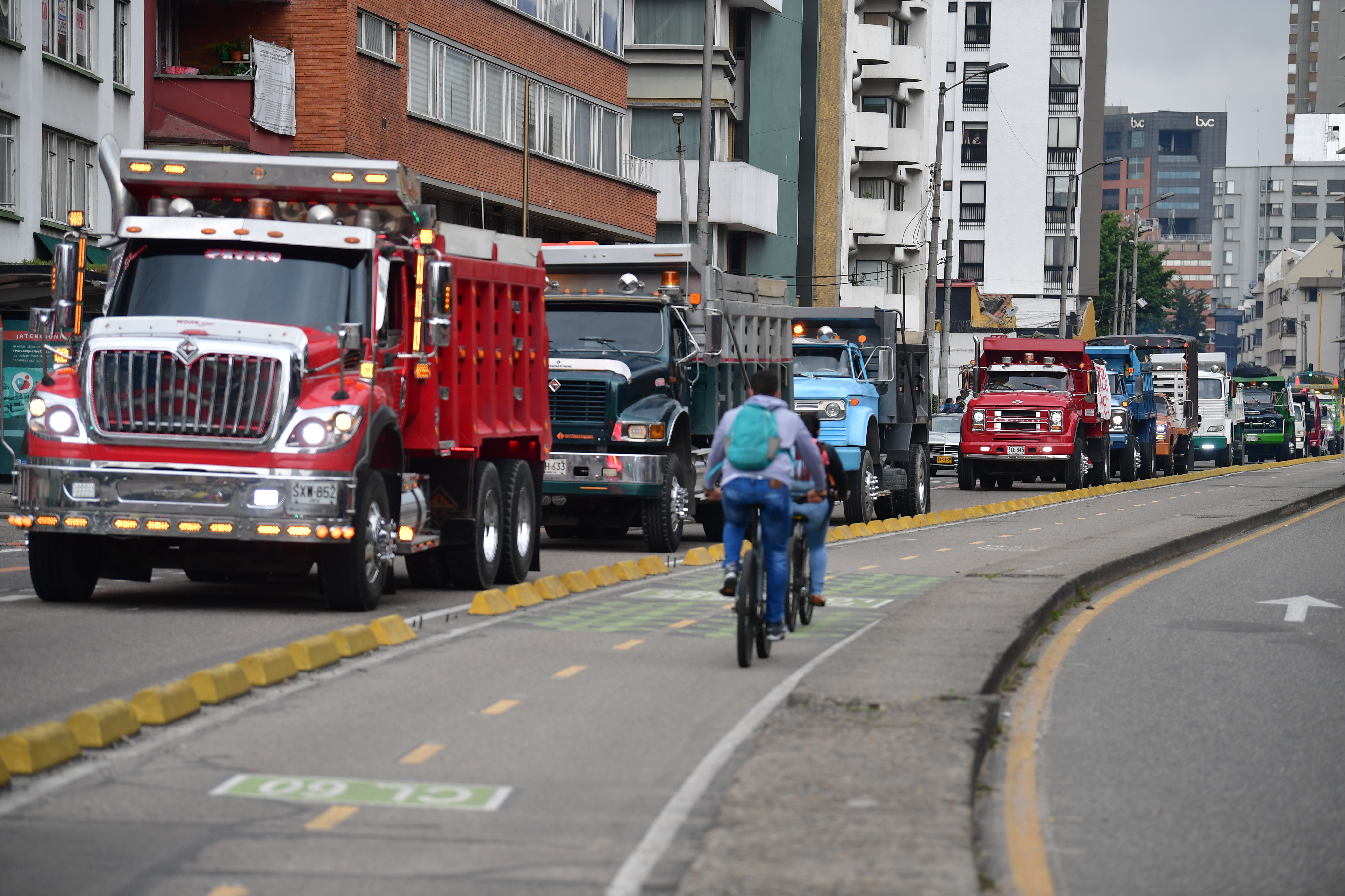 Volqueteros y transportadores protestan el lunes 03 de Mayo por la carrera séptima en Bogotá, en apoyo al Paro Nacional y rechazando la reforma tributaria.