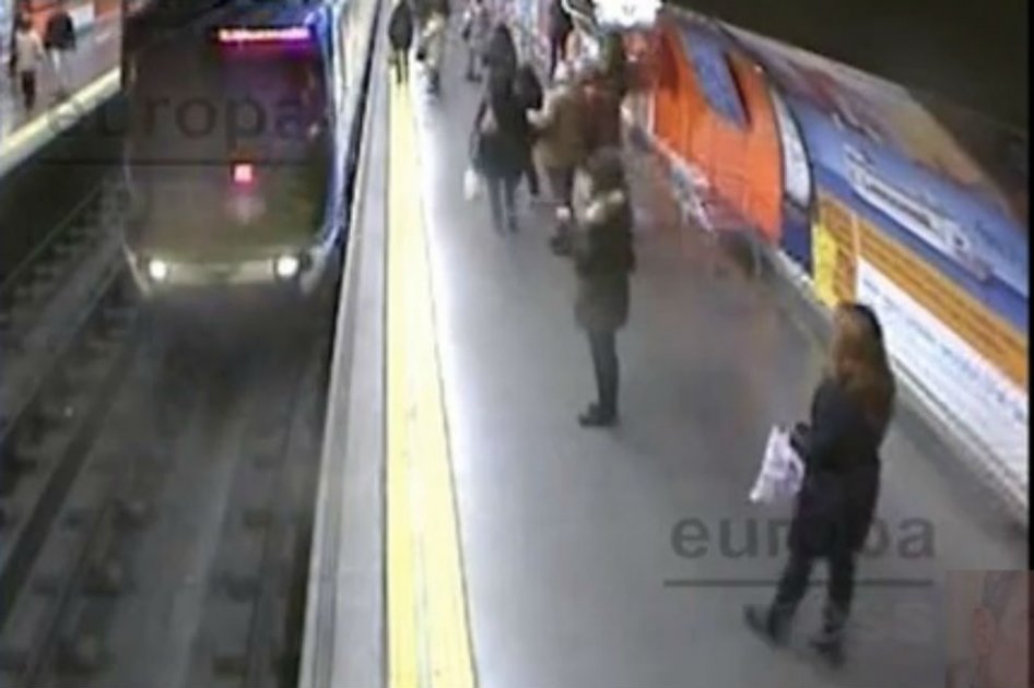 Una mujer fue salvada de ser atropellada por el metro en España