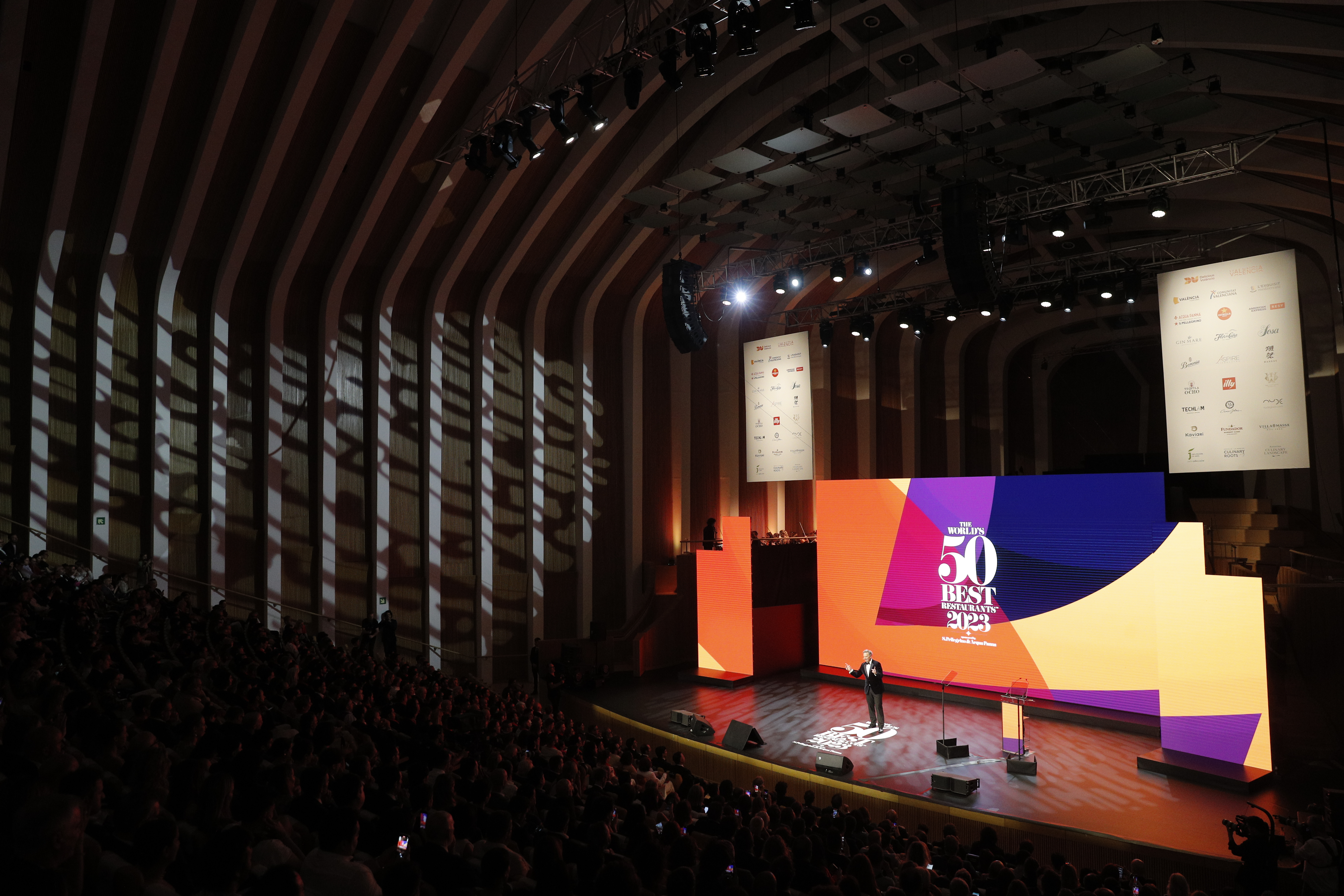 VALENCIA, 20/06/2023.- Un momento de la gala donde la organización de los World's 50 Best Restaurants da a conocer el listado de los 50 mejores restaurantes del mundo de 2023, comandada desde el año pasado por el danés Geranium, este martes en el Palau de les Arts de Valencia. EFE/ Manuel Bruque
