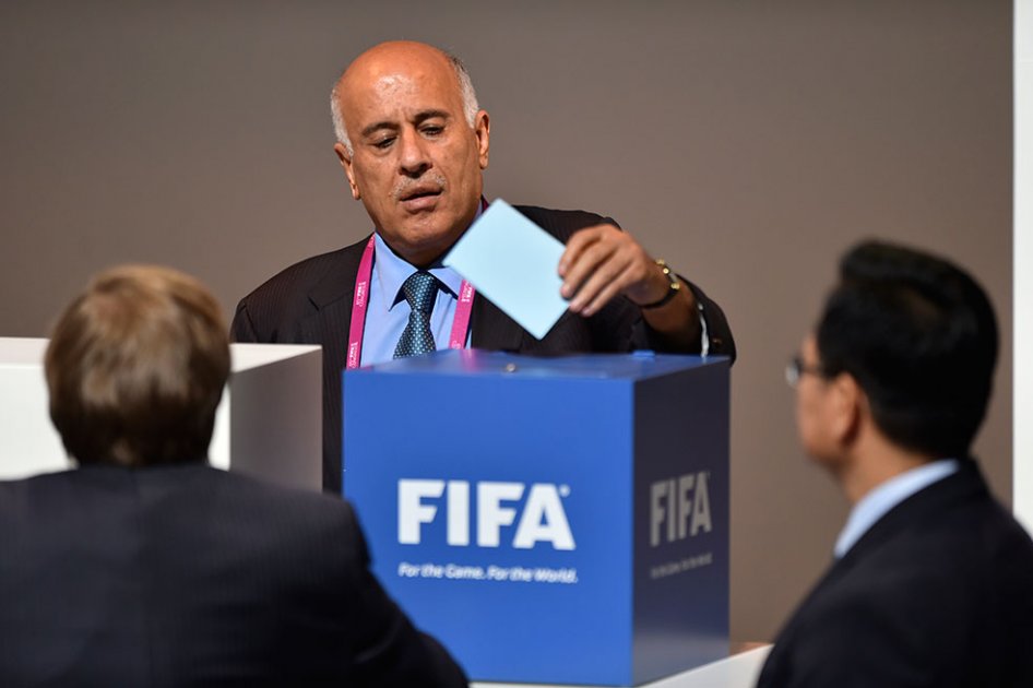 Blatter se presenta como «un líder fuerte» en medio del caos