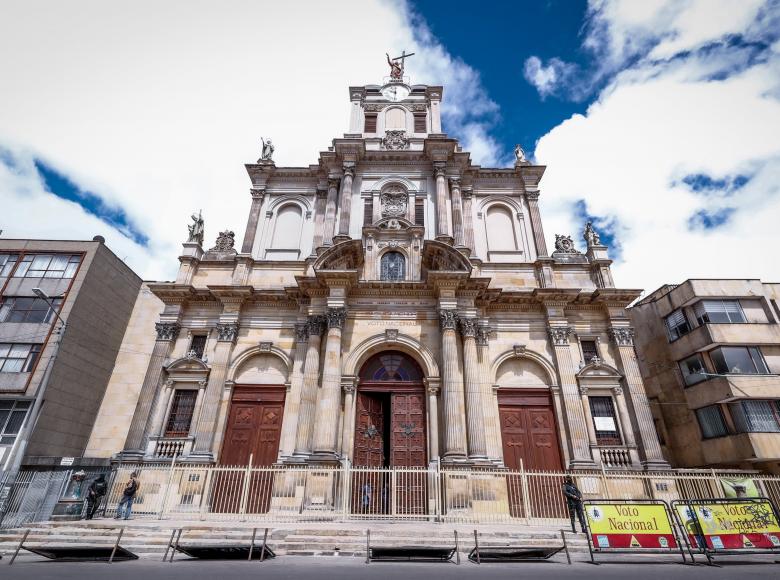 Basílica Menor del Sagrado Corazón de Jesús: está ubicada en la localidad de Los Mártires, en el barrio Voto Nacional. Fue construida entre 1902 y 1918.