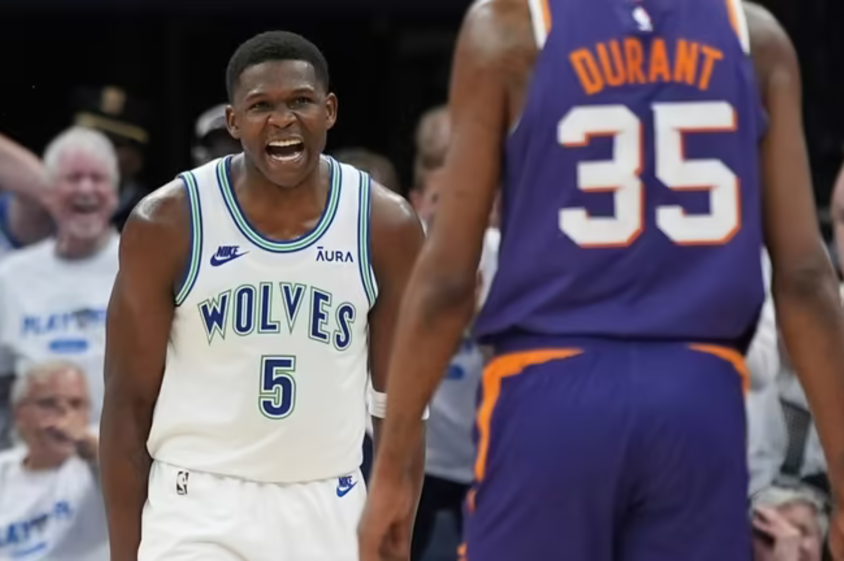 Anthony Edwards, durante el primer partido de la serie contra los Suns, mira retadoramente a Kevin Durant.