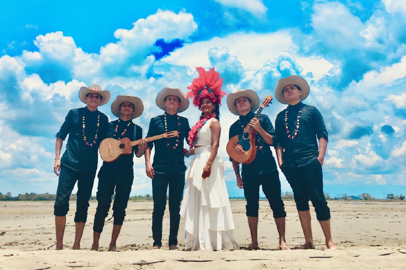Cimarrón le dedica a su fundador un canto y una postal