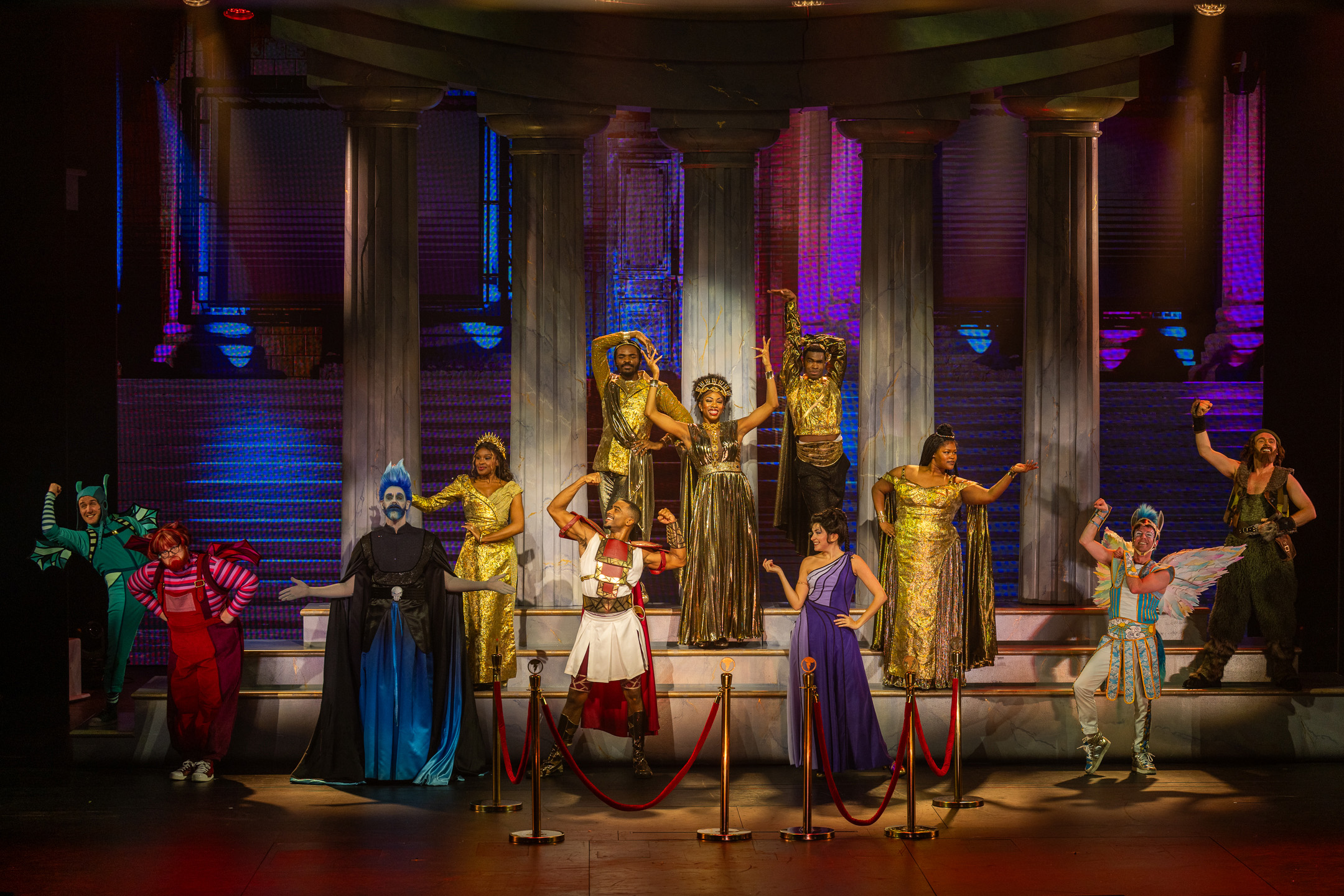"Disney Hércules" es una nueva adaptación al estilo Broadway de la película de Walt Disney Animation Studios, desarrollada exclusivamente para el Disney Destiny. Con el tema del barco, «héroes y villanos», el espectáculo presenta un trabajo de marionetas que representa a los gigantes mitológicos que Hércules debe derrotar para completar su viaje heroico, como la Hidra de múltiples cabezas.
