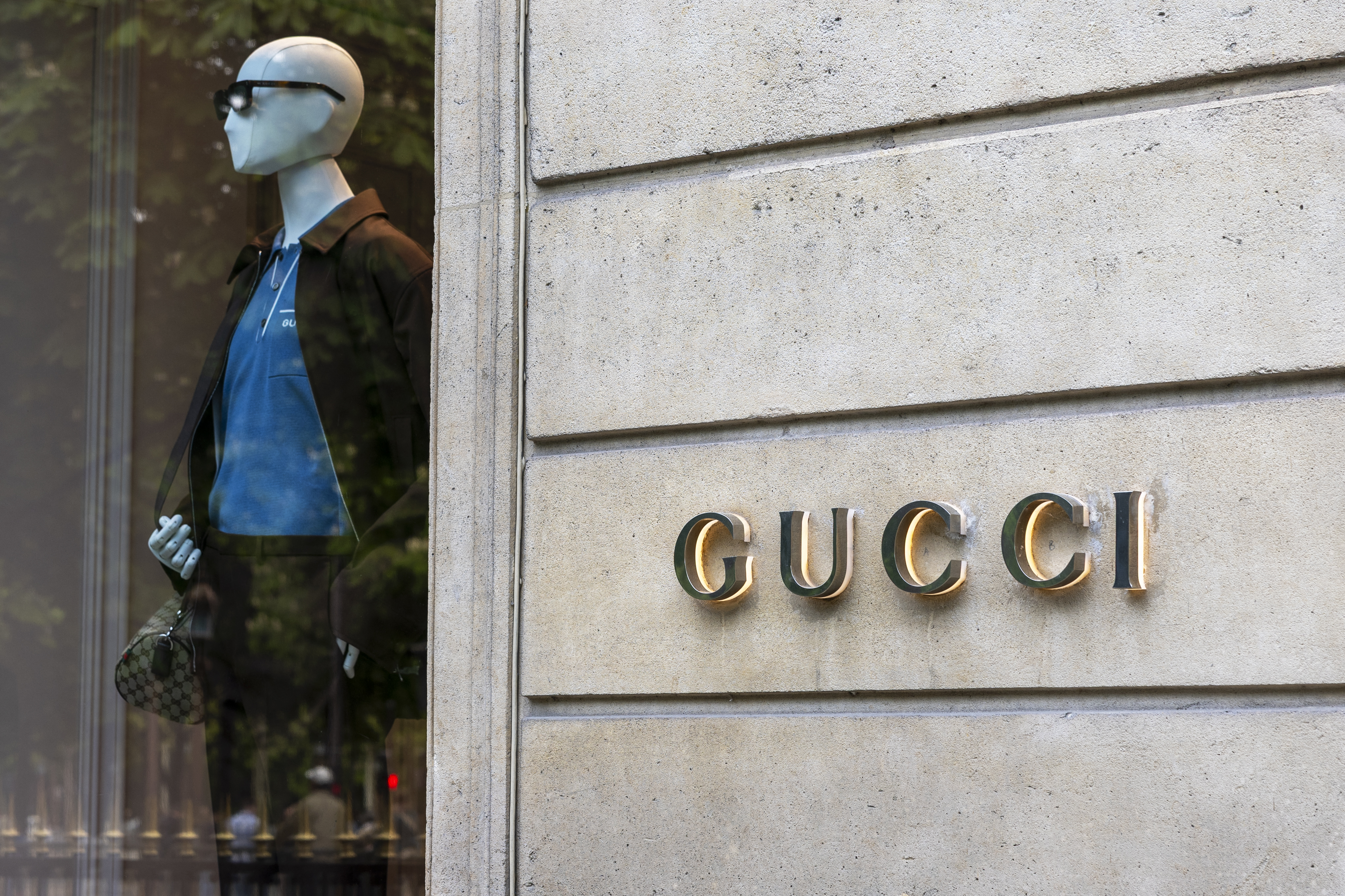 Kate Moss protagonizó el debut de Demna Gvasalia en Gucci con un vestido y una icónica tanga