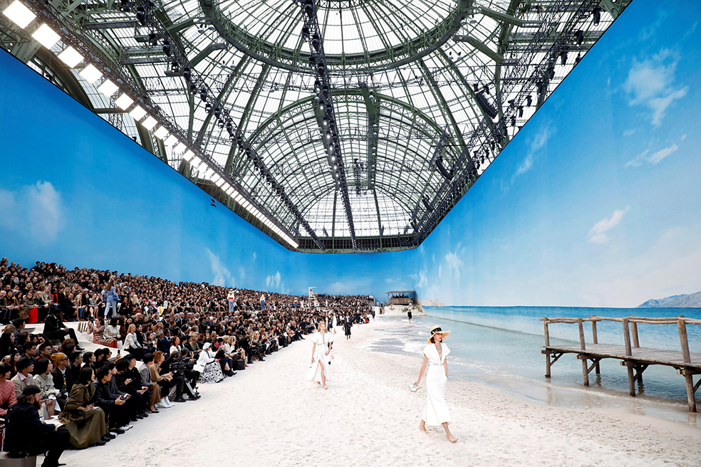 Chanel cerró la Semana de la Moda de París con una pasarela bajo un techo de cristal