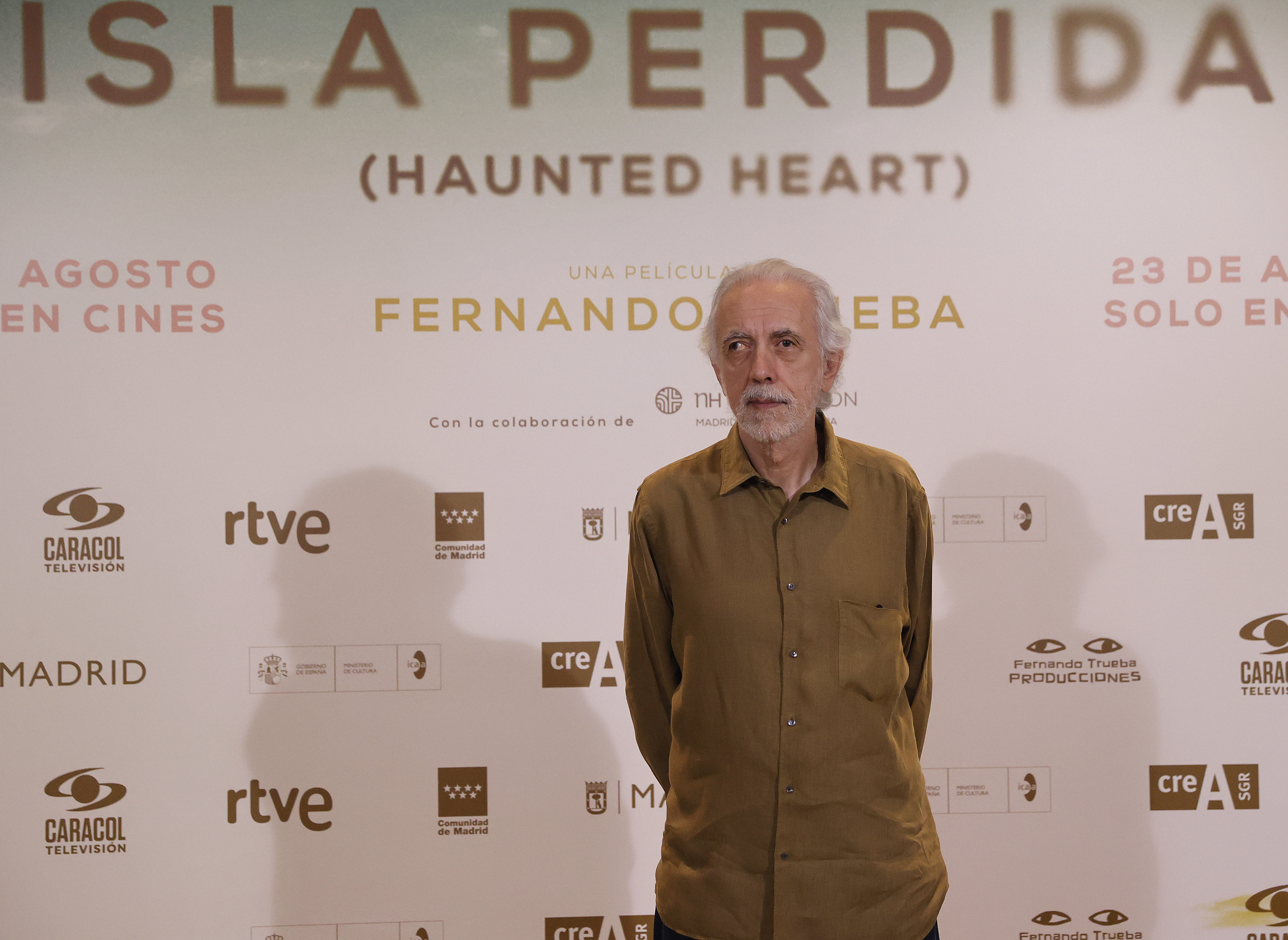 MADRID, 20/08/2024.- Fernando Trueba ha tardado diez años en sacar adelante un "film-noir" que ahora va a estrenar en las salas españolas, 'Isla perdida', una película marcada tanto en su trama como en sus personajes por una banda sonora excepcional, que el madrileño asegura haberse "currado muchísimo". "Si me hubieran dicho cómo habría hecho mi carrera ideal como director, hubiera elegido una comedia y una película negra. Pero en España -reflexiona el ganador de un Óscar por 'Belle epoque', 1994- es más lógico y más fácil y nos pilla más a mano la comedia, y yo particularmente, es el lenguaje que hablo en mi vida cotidiana". Pero "como espectador y como amante del cine, siempre estaba muy cerca de este otro género, de Hitchcock, de los clásicos del cine negro, el retorno al pasado... Adoro ese cine, las novelas de la Highsmith, de William Irish o David Goodies, todas esas cosas", explica Trueba en una entrevista con EFE. En la imagen, Fernando Trueba, durante la presentación de la película 'Isla Perdida'. EFE/J.P. Gandul