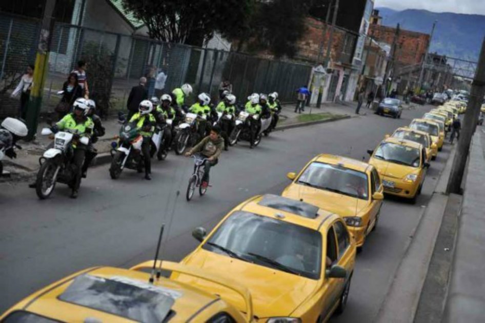 Taxistas de Bogotá cesarán actividades este martes como protesta contra Uber