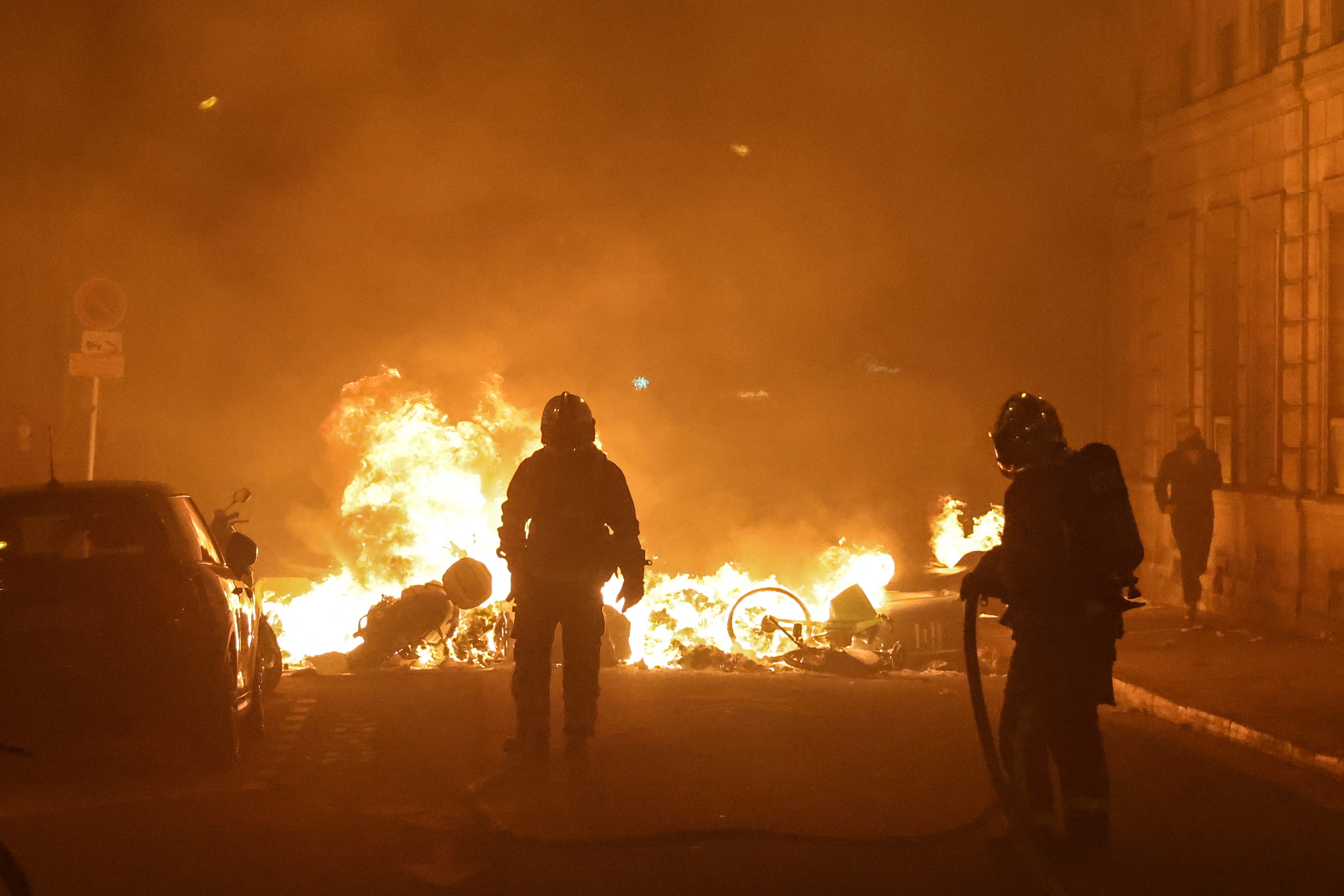 Continúan las protestas en Francia tras la imposición de la reforma pensional