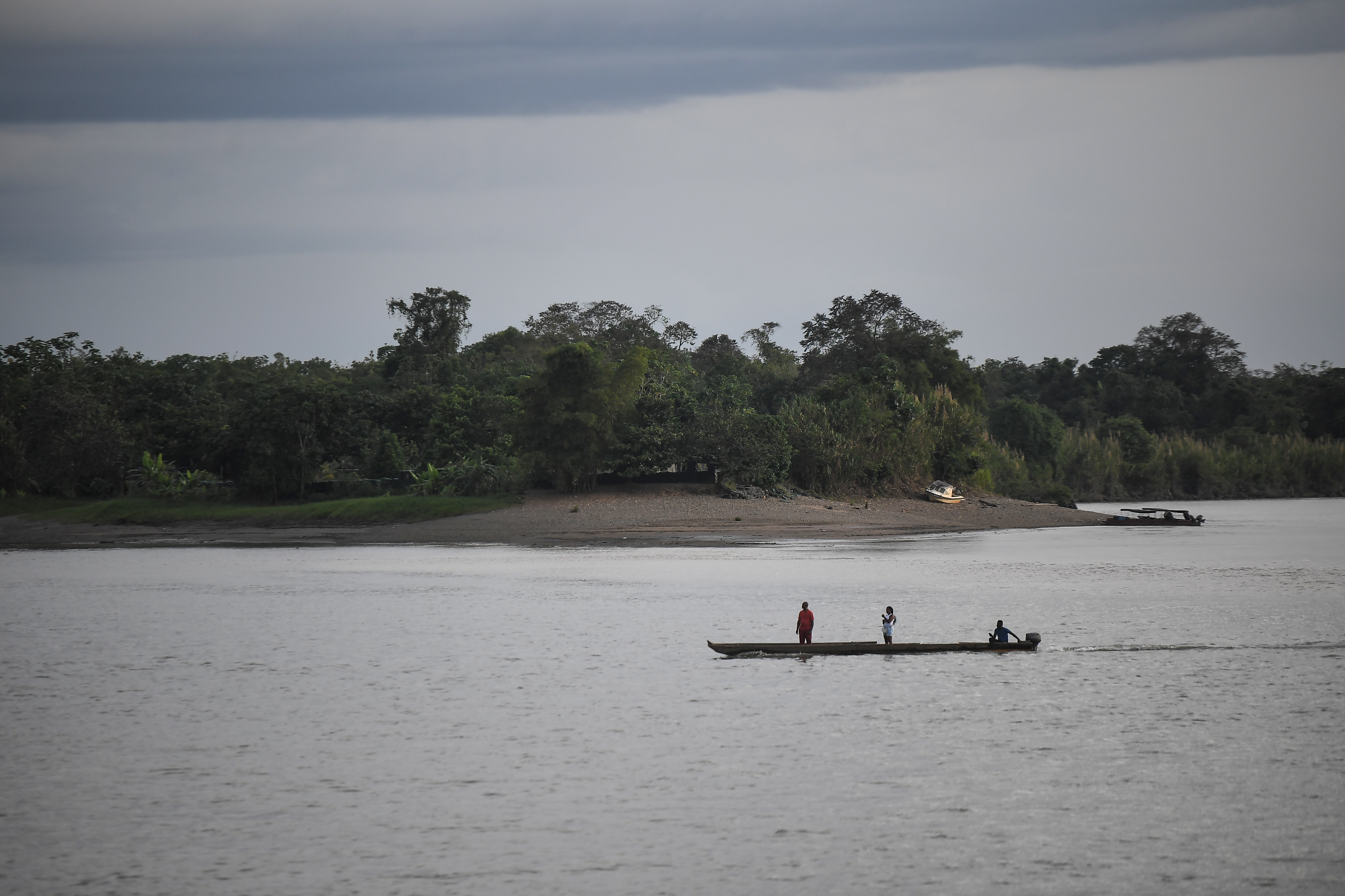 Río que nace en el cerro del Plateado en el municipio de El Carmen de Atrato, cordillera Occidental de los Andes y desemboca en el golfo de Urabá, en el mar Caribe