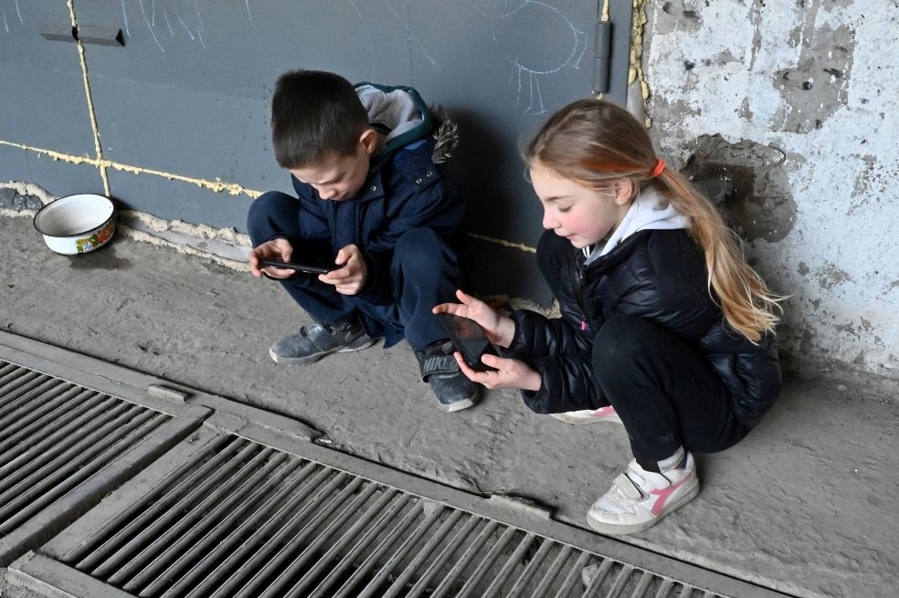 Bajo las bombas, los niños ucranianos cuentan la guerra y anhelan la paz