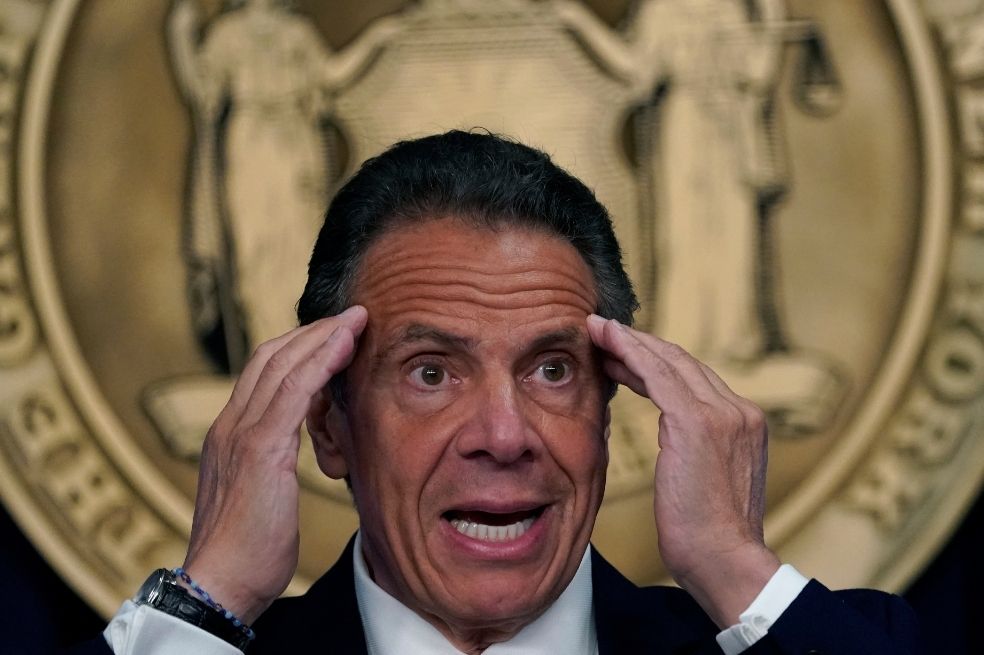 Una mujer denuncia penalmente por abuso sexual al gobernador de Nueva York