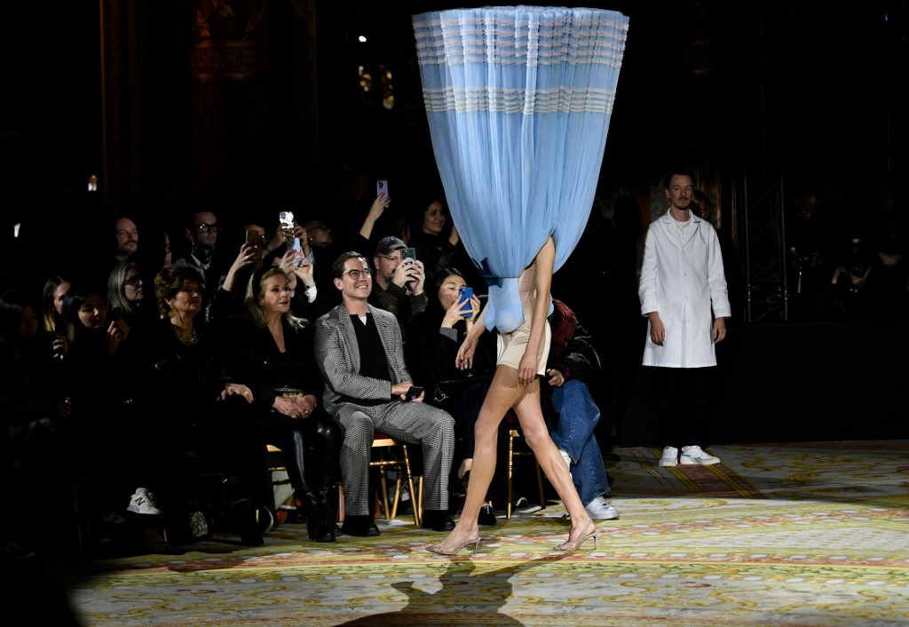 Fotos: Viktor & Rolf, los diseñadores que pusieron la alta costura patas arriba