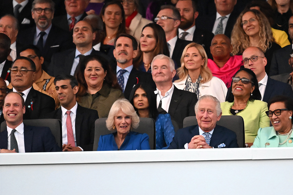 La familia real, encabezada por el rey Carlos III, la reina Camila y el príncipe de Gales, disfrutaron el Concierto de Coronación desde un palco privado con el escudo de la realeza británica al fondo.