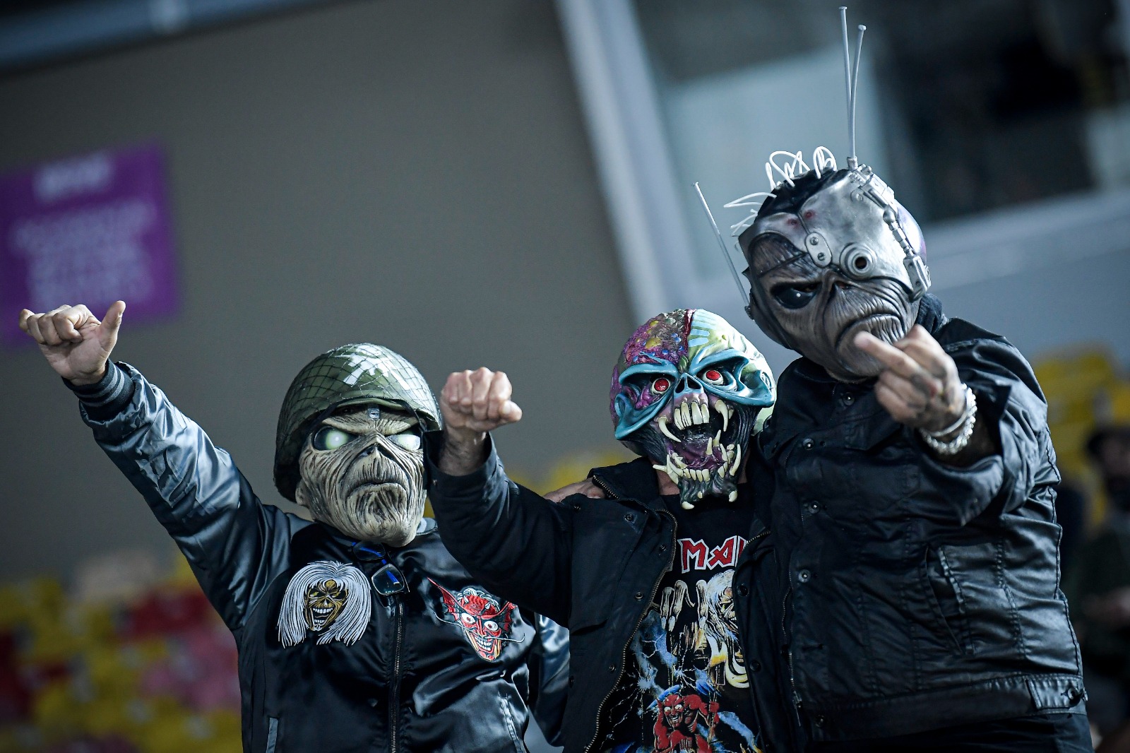 Desde temprano, cientos de personas llegaron a los alrededores del estadio, muchas de ellas haciendo fila desde la madrugada, para asegurar un buen puesto. 

Este nivel de devoción es un testimonio del impacto que la banda ha tenido en sus seguidores colombianos. La diversidad del público, que incluyó personas de diferentes ciudades del país y de otras naciones, fue una muestra del cariño global de la legendaria agrupación británica.