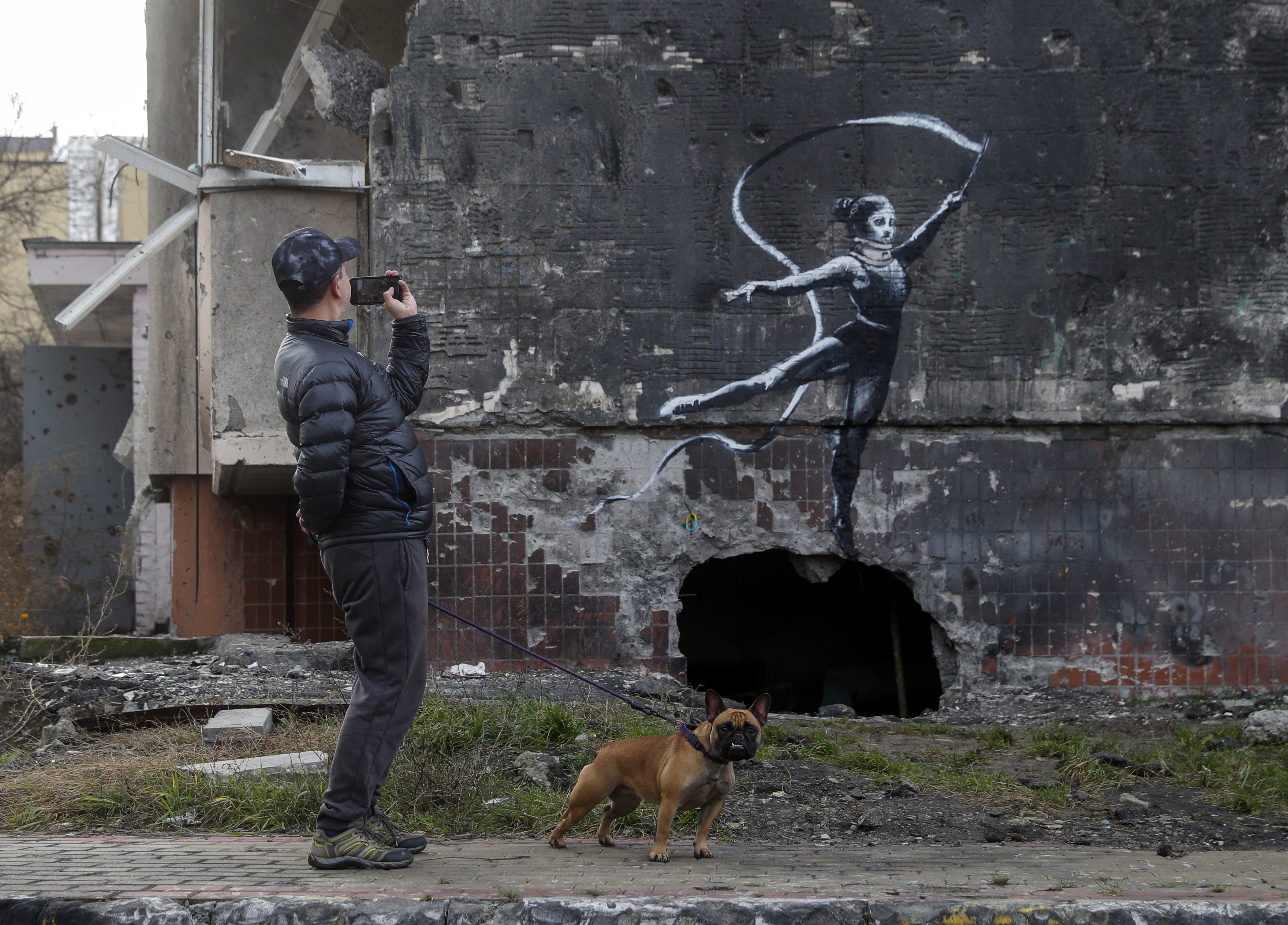 Banksy pinta siete murales en Ucrania