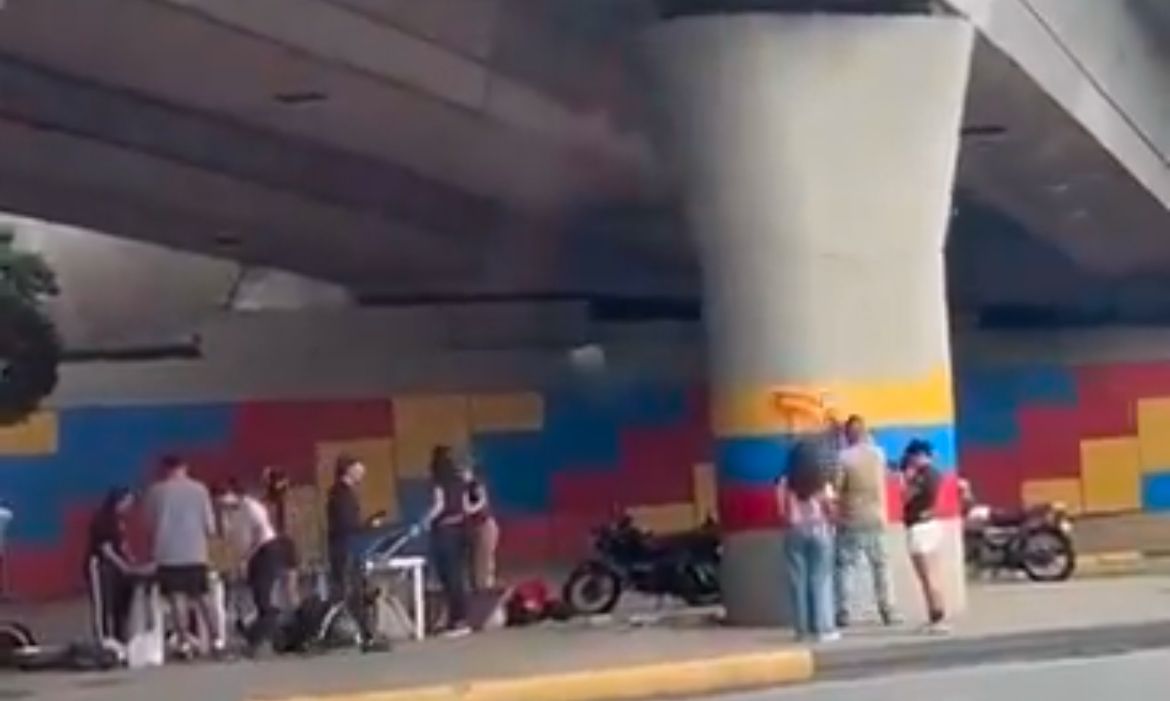 Polémica por grafiti con símbolos patrios en el Puente de los Mil Días en Cali