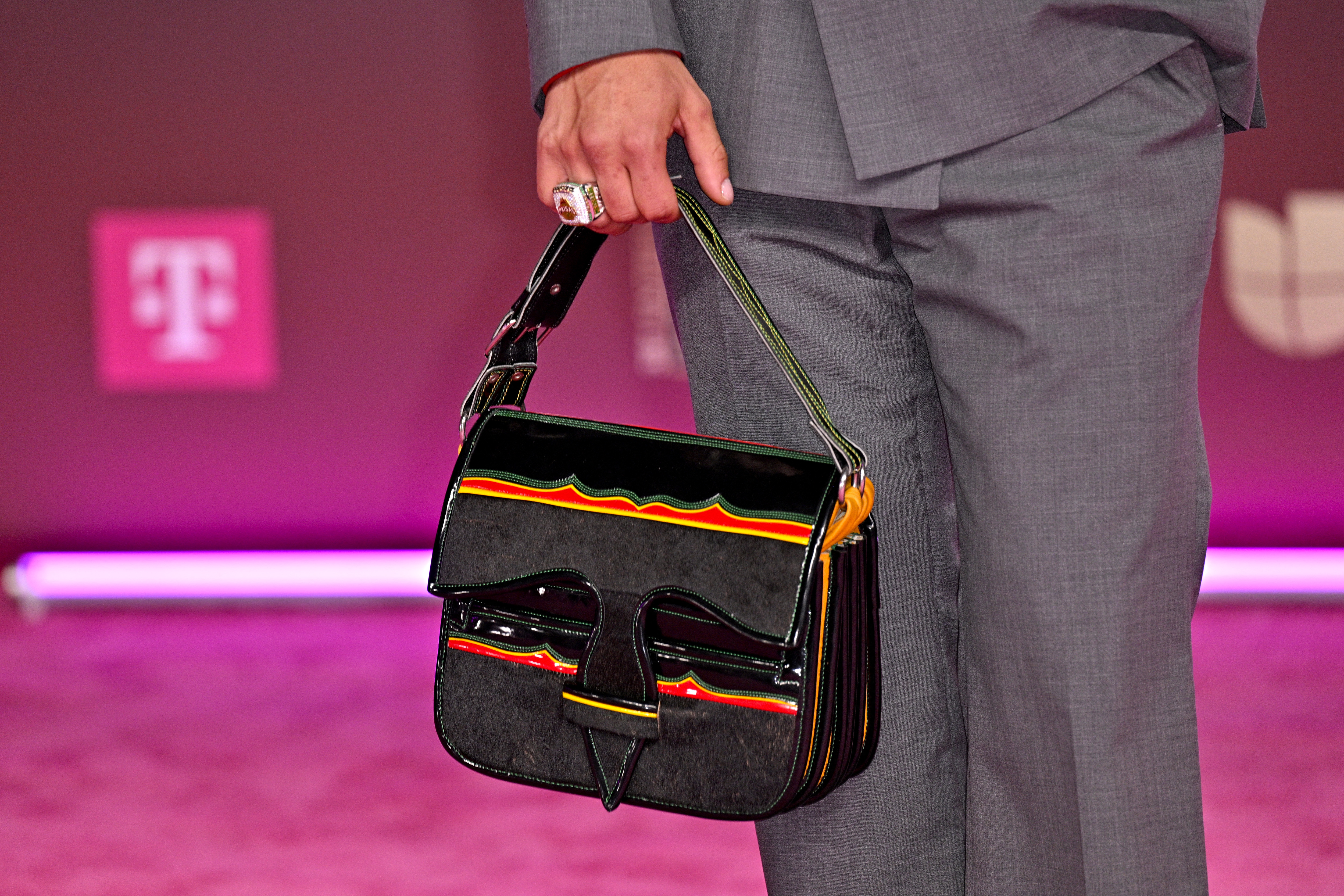 Ryan Castro llevó un carriel con sus celulares, dinero, estuche de gafas, cargador y una chocolatina.  / Ivan Apfel/Getty Images/AFP