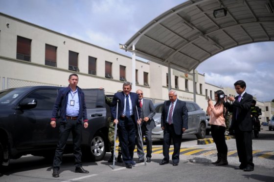 Víctimas del holocausto del Palacio piden que Plazas Vega sea capturado