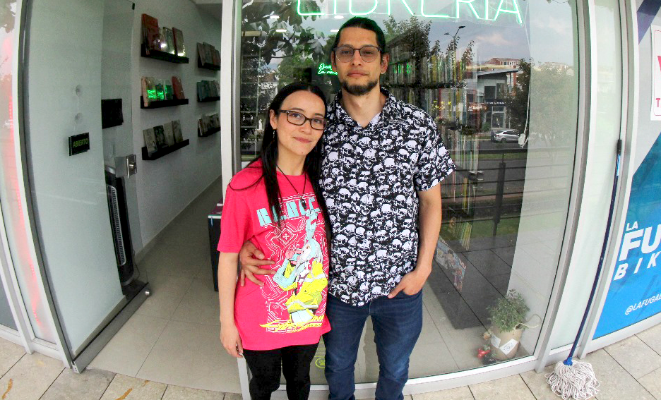 La pareja que creó una librería ‘geek’ para romper con la rutina