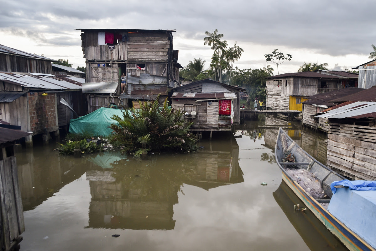 Una imagen de Guapi (Cauca). Casas de madera sobre al agua.