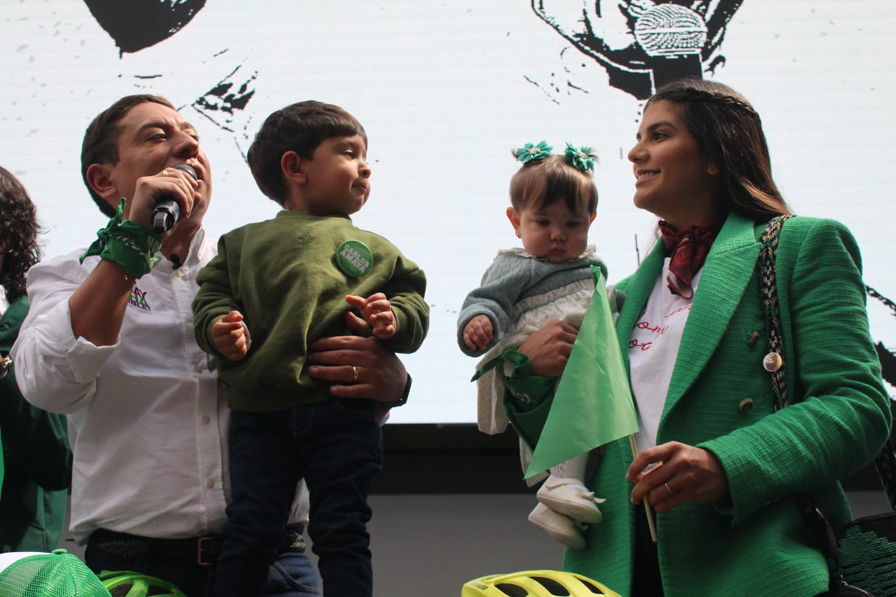 Amaya estuvo acompañado por varios concejales, ediles, diputados y candidatos al Congreso por la Alianza Verde, e invitó a otros militantes del partido a sumarse a su campaña.