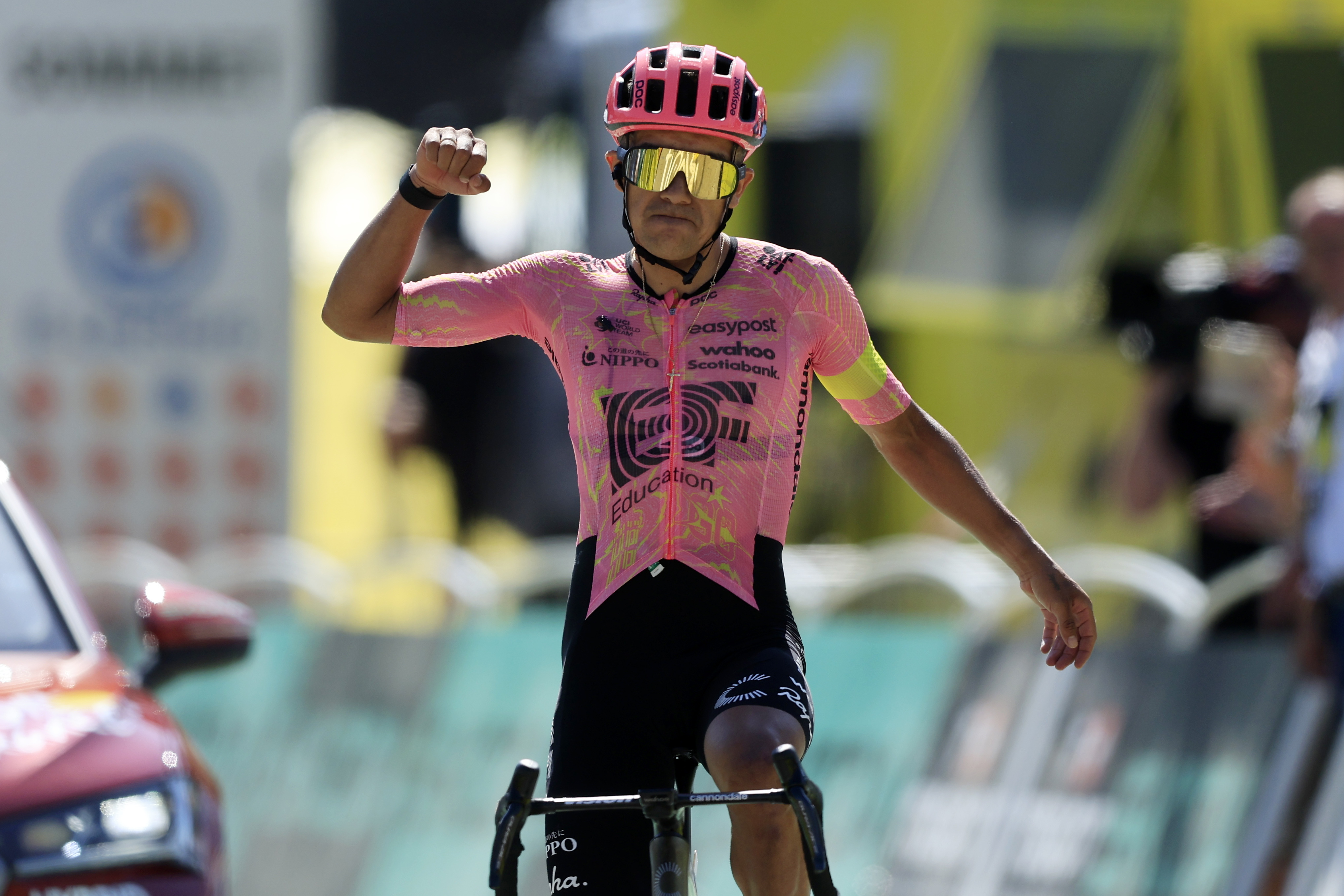 ¡Celebre, latino! Carapaz logró histórico triunfo en el Tour de Francia
