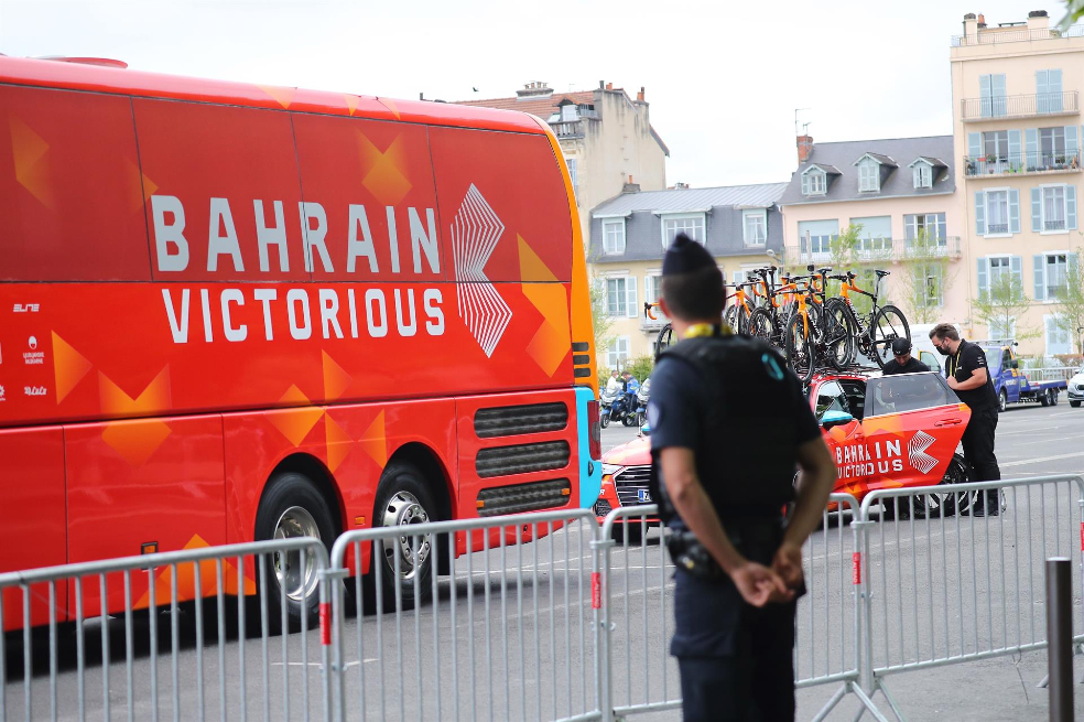 ¿Por qué Policía francesa registró al equipo Bahrain del Tour de Francia?