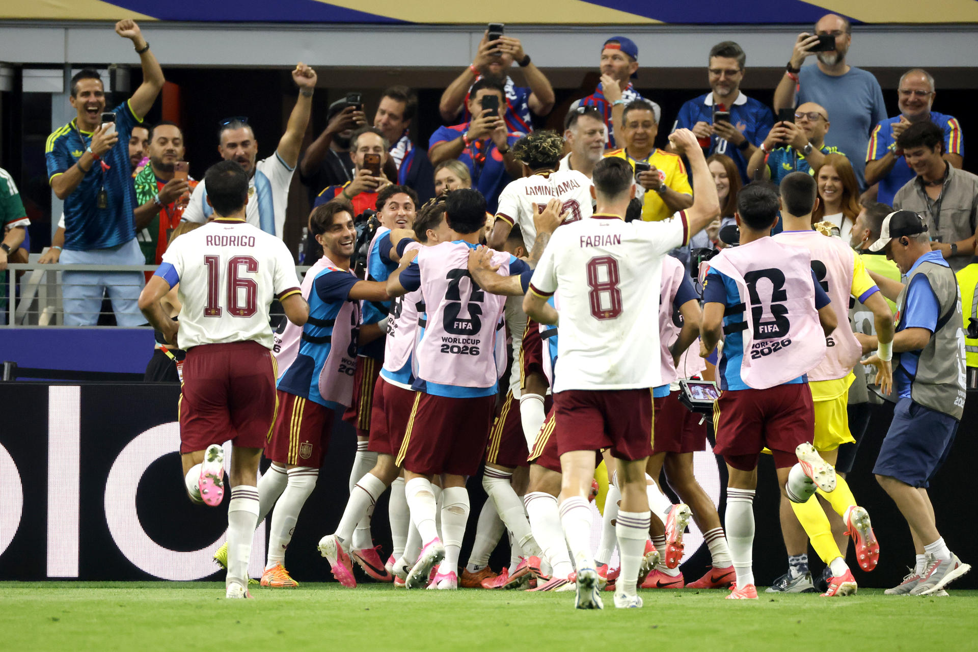 GR2038. ARLINGTON (ESTADOS UNIDOS), 14/07/2026.- Jugadores de España celebran un gol de Pedro Porro este martes, en el partido de semifinales del Mundial de la FIFA 2026 entre Francia y España en el estadio AT&T en Arlington (Estados Unidos). EFE/ Lavandeira Jr