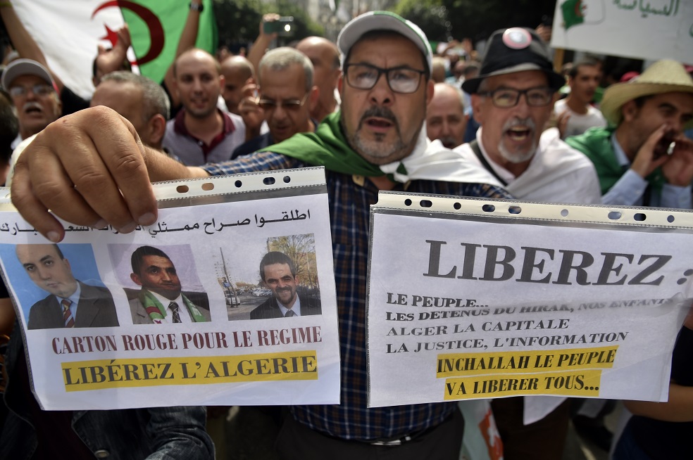 Buruis se sumó a las críticas contra el actual primer ministro, Nouredin Bedui, acusado de haber falsificado en el pasado hasta 6 millones de firmas a favor del entonces candidato a la reelección, Abdelaziz Bouteflika.