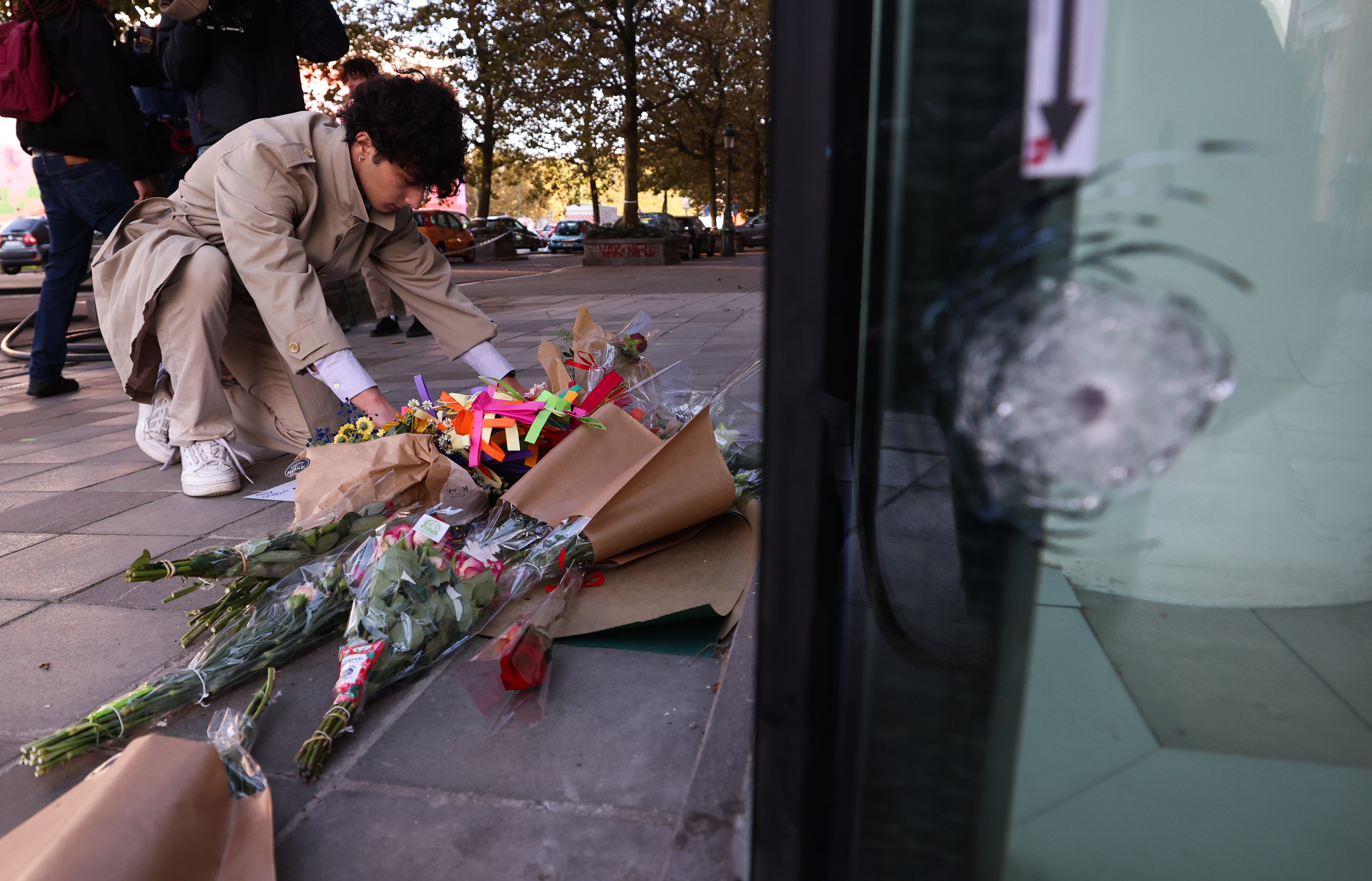 Brussels (Belgium), 17/10/2023.- Flowers are put in place at the bank branch, where two football supporters from Sweden were shot dead in a terror attack in Brussels, Belgium, 17 October 2023. A man, suspected of killing two Swedish football supporters on 16 October, was shot by the Police during an operation and has died, Belgian Police said. Following the incident, the Brussels Capital Region has increased its terror threat to level 4, the highest, the National Crisis Center announced. (Bélgica, Suecia, Bruselas) EFE/EPA/OLIVIER HOSLET