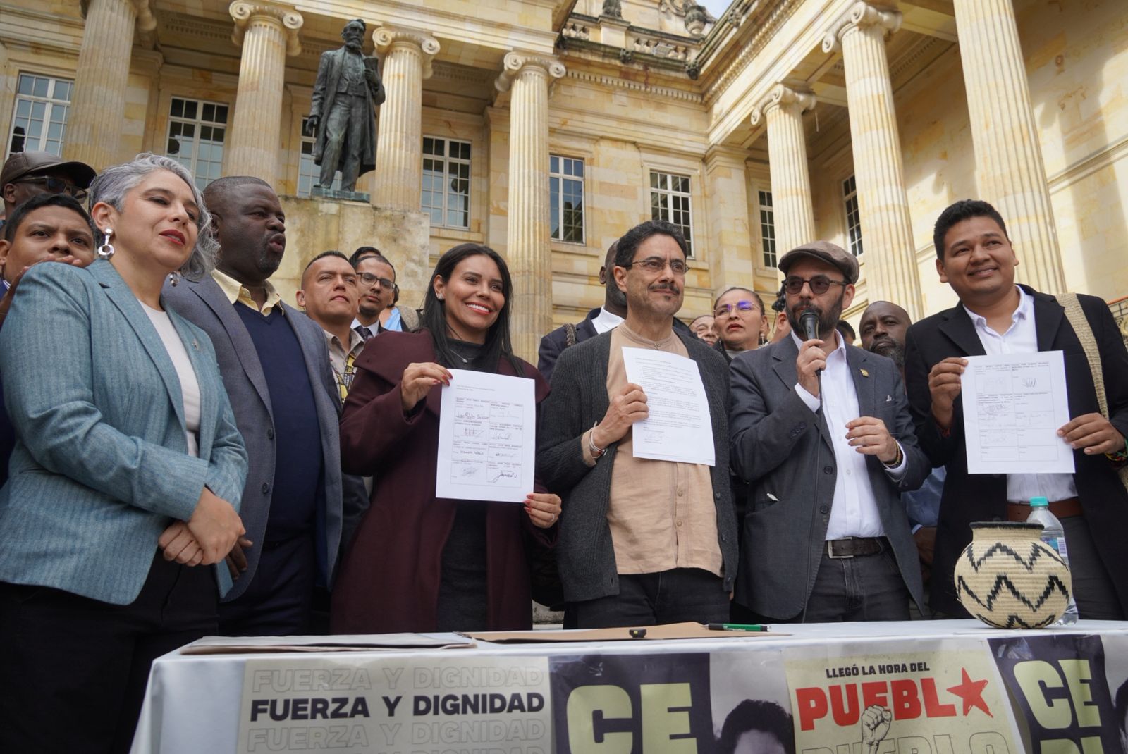 Iván Cepeda en firma de acuerdo con representantes CITREP.