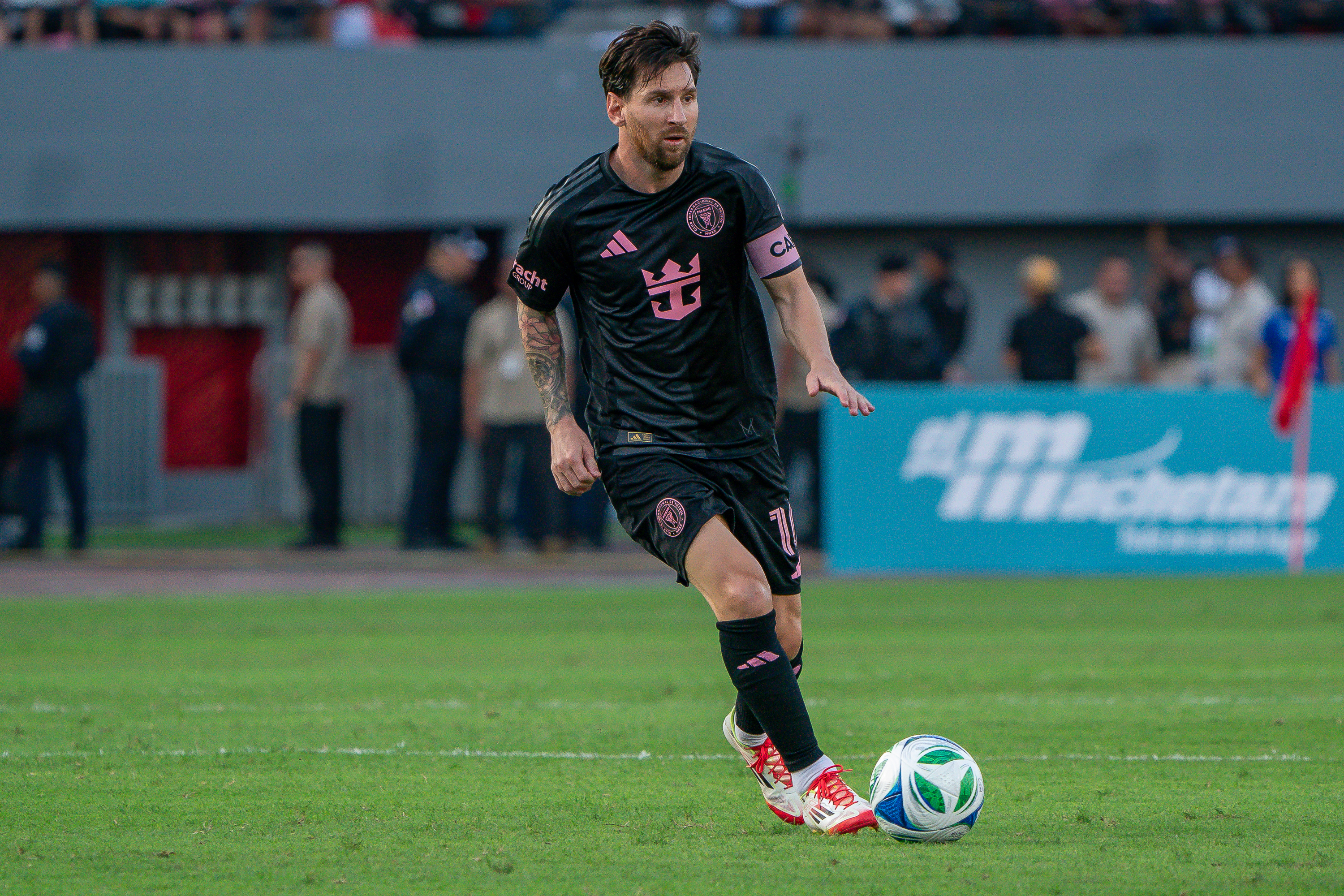 AME6357. CIUDAD DE PANAMÁ (PANAMÁ), 02/02/2025.- Lionel Messi de Inter Miami controla un balón este domingo, en un partido amistoso entre Sporting San Miguelito y Inter Miami en el estadio Rommel Fernández en Ciudad de Panamá (Panamá). EFE/ Eliecer Aizprua