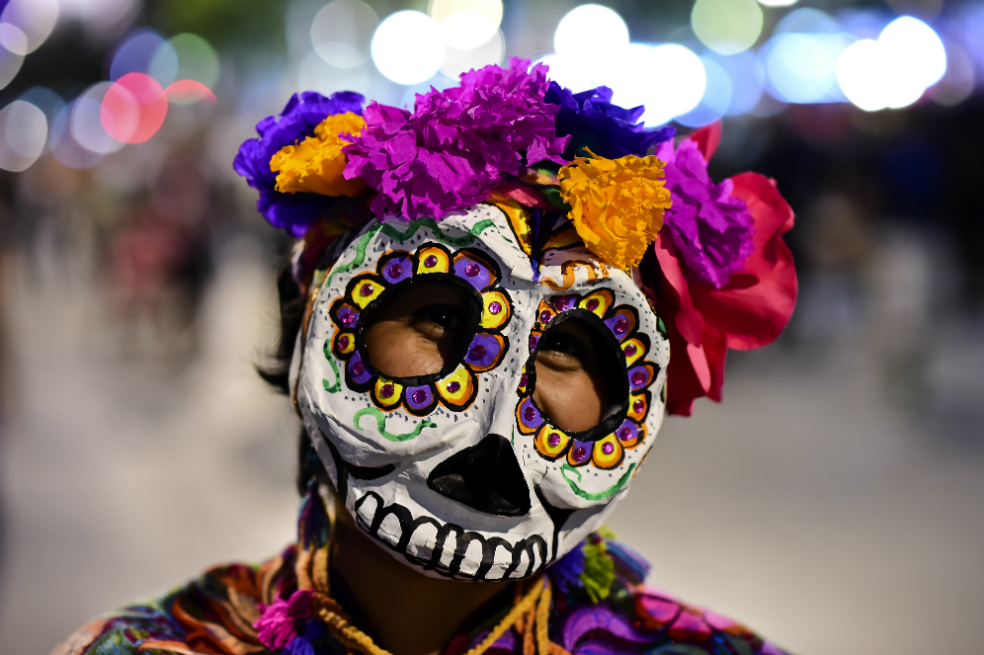 Con flores, velas y cráneos, México se prepara para celebrar el Día de Muertos