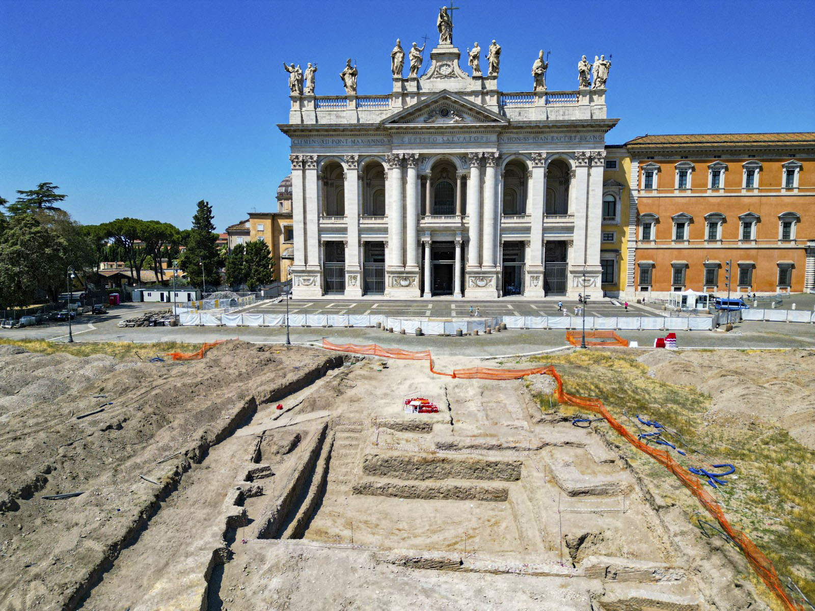 Hallan restos de una estructura medieval defensiva en basílica de Roma