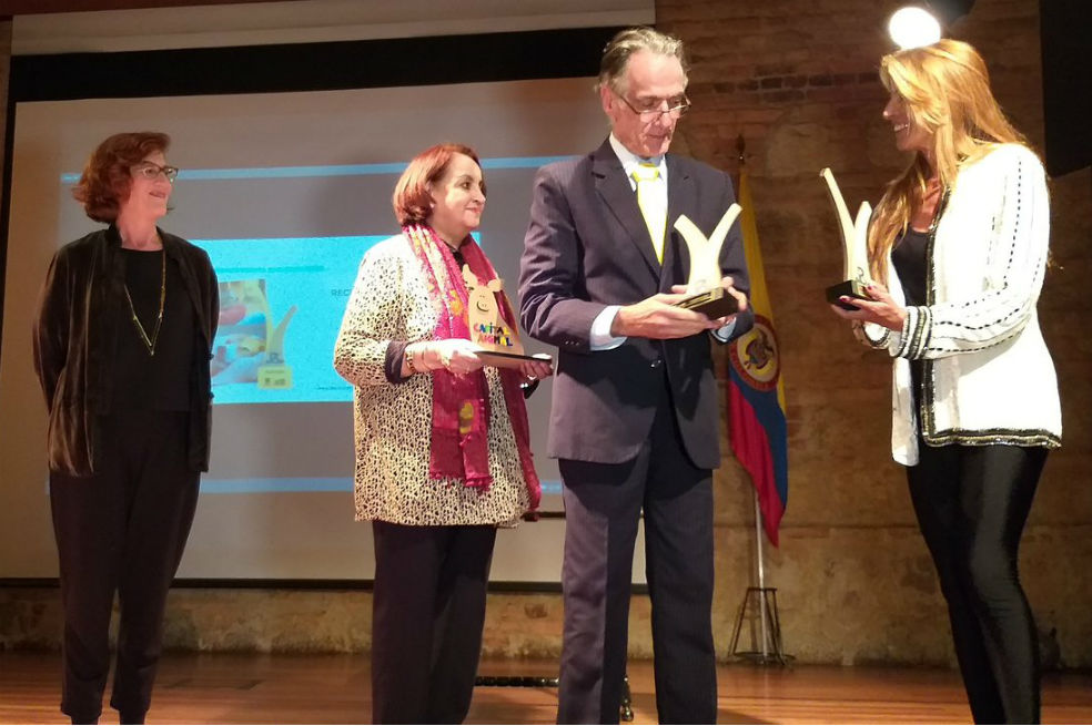 Aníbal Vallejo y Norelia Garzón (centro) son esposos y han dedicado su vida a defender a los animales de la calle en la capital de Antioquia. A la izquierda la promotora de la distinción, la española Ruth Toledano, de Capital Animal./ Cortesía Alcaldía de Bogotá