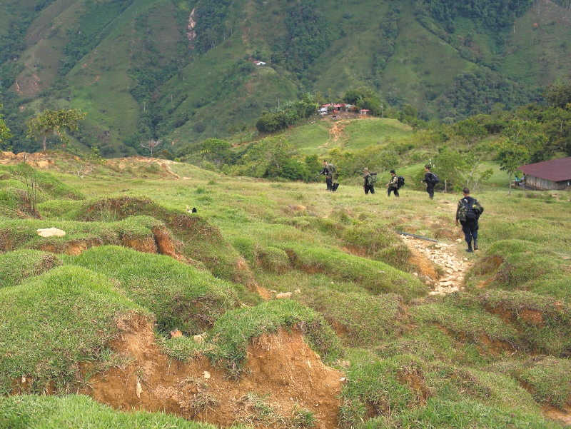 El lío de tierras que enreda a una familia que dice ser víctima de las Farc