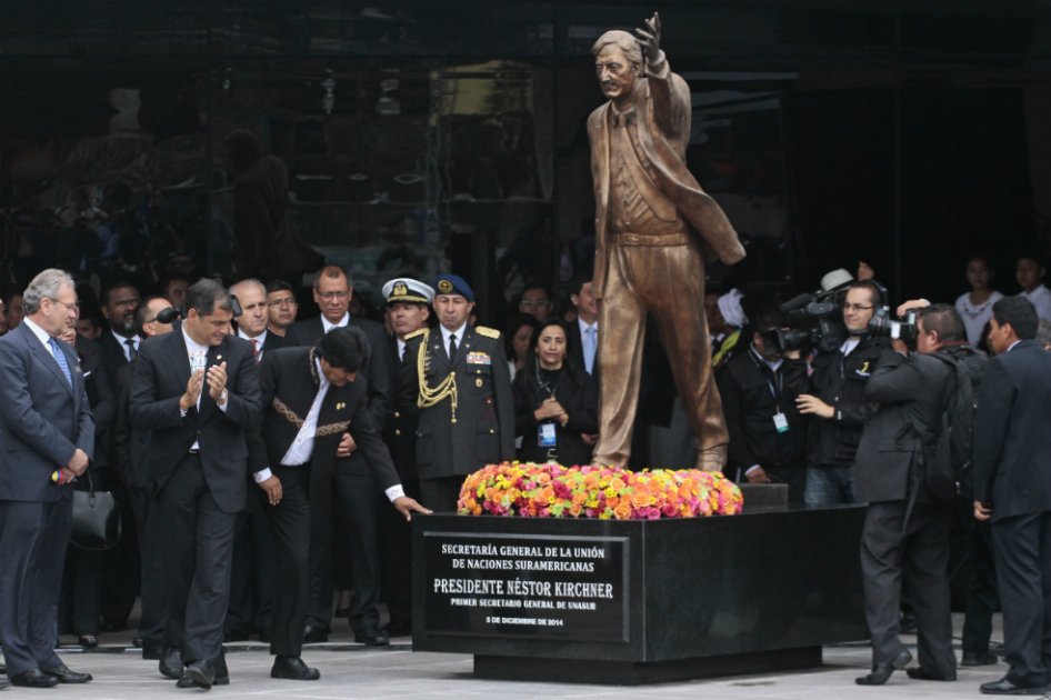 Los jefes de Estado que hacen parte de Unasur se reunieron este viernes en la inauguración de la nueva sede del organismo en Ecuador que, como homenaje, lleva el nombre de el expresidente argentino Nestor Kirchner, además de tener una estatua en su honor./ AFP