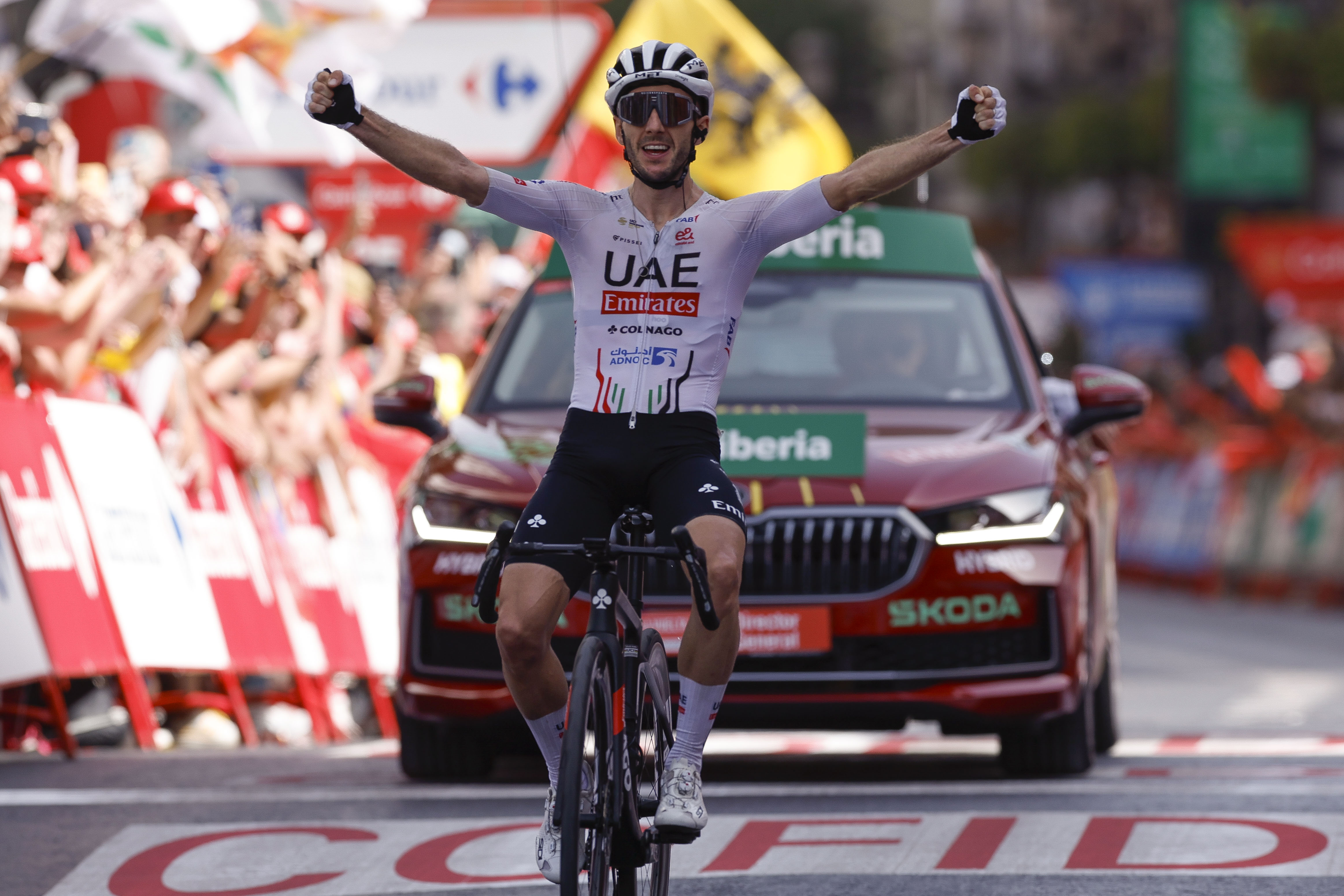 Impresionante triunfo de Adam Yates en la novena etapa de la Vuelta a España