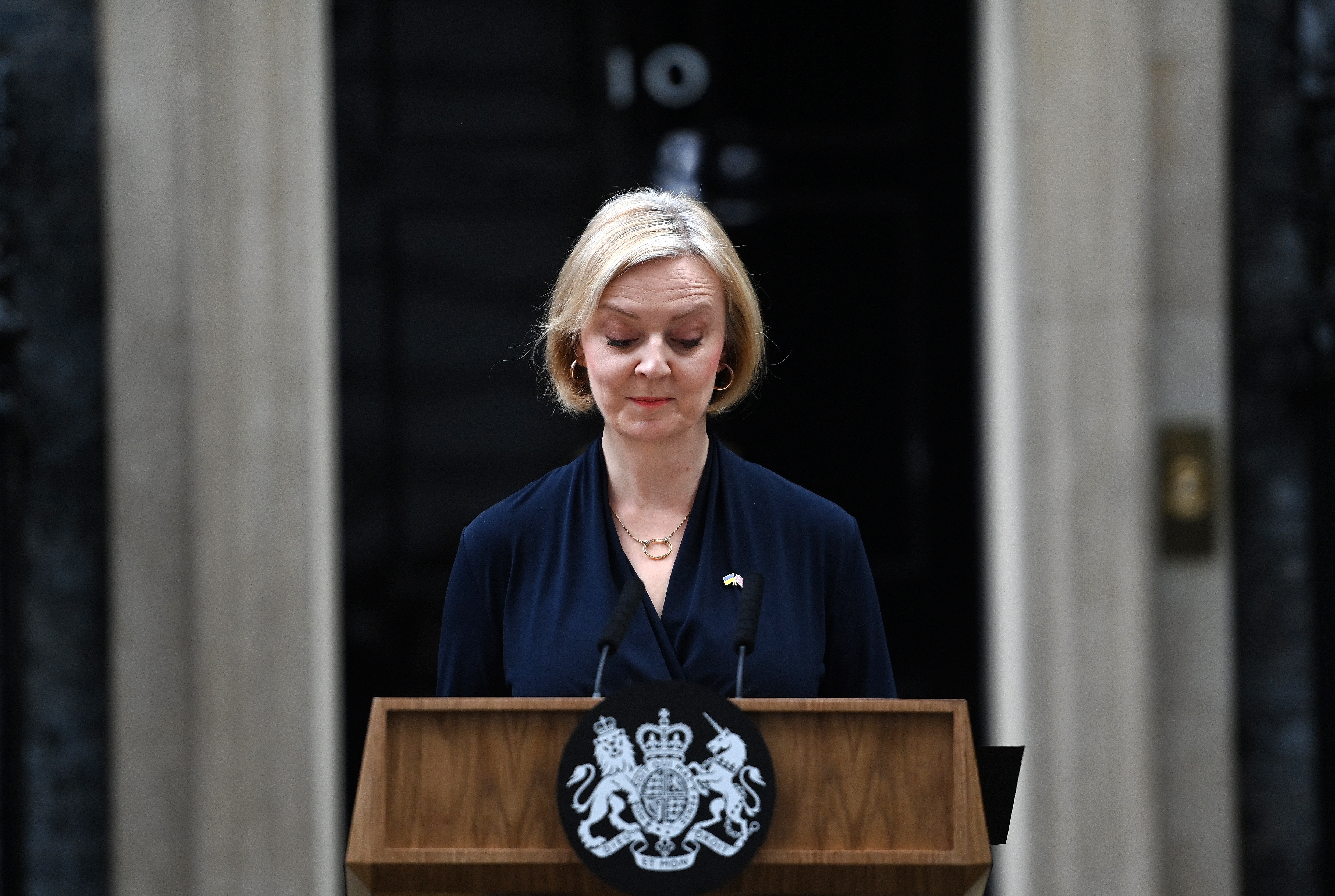 Londres (Reino Unido), 20/10/2022.- La primera ministra británica, Liz Truss, pronuncia una declaración de dimisión frente al número 10 de Downing Street en Londres, Gran Bretaña, el 20 de octubre de 2022. Truss cedió a los crecientes llamamientos para que dimitiera de los parlamentarios conservadores. Permanecerá en el poder hasta que se nombre un nuevo Primer Ministro. (Reino Unido, Londres) EFE/EPA/ANDY RAIN