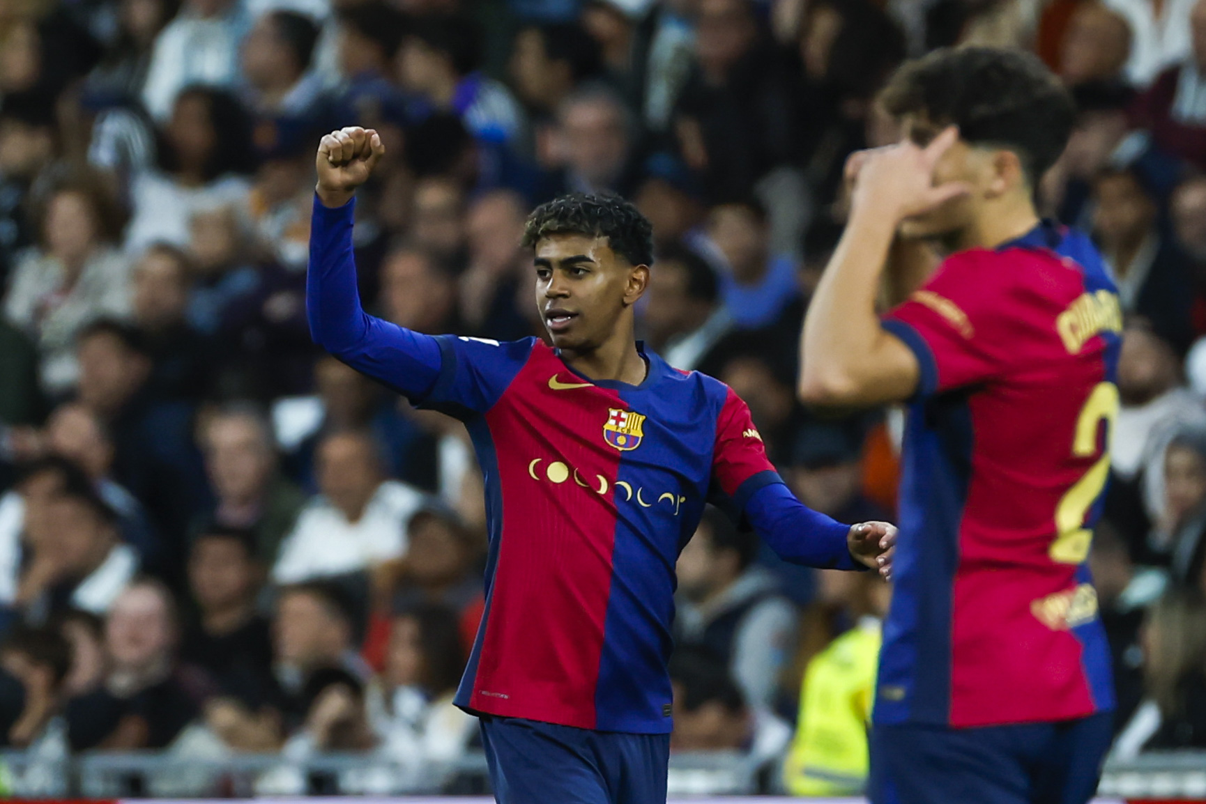 MADRID, 26/10/2024.- El delantero del FC Barcelona Lamine Yamal celebra tras anotar el tercer gol de su equipo durante el partido de la jornada 11 de LaLiga EA Sports entre el Real Madrid y el FC Barcelona, este sábado en el estadio Santiago Bernabéu, en Madrid. EFE/ Kiko Huesca